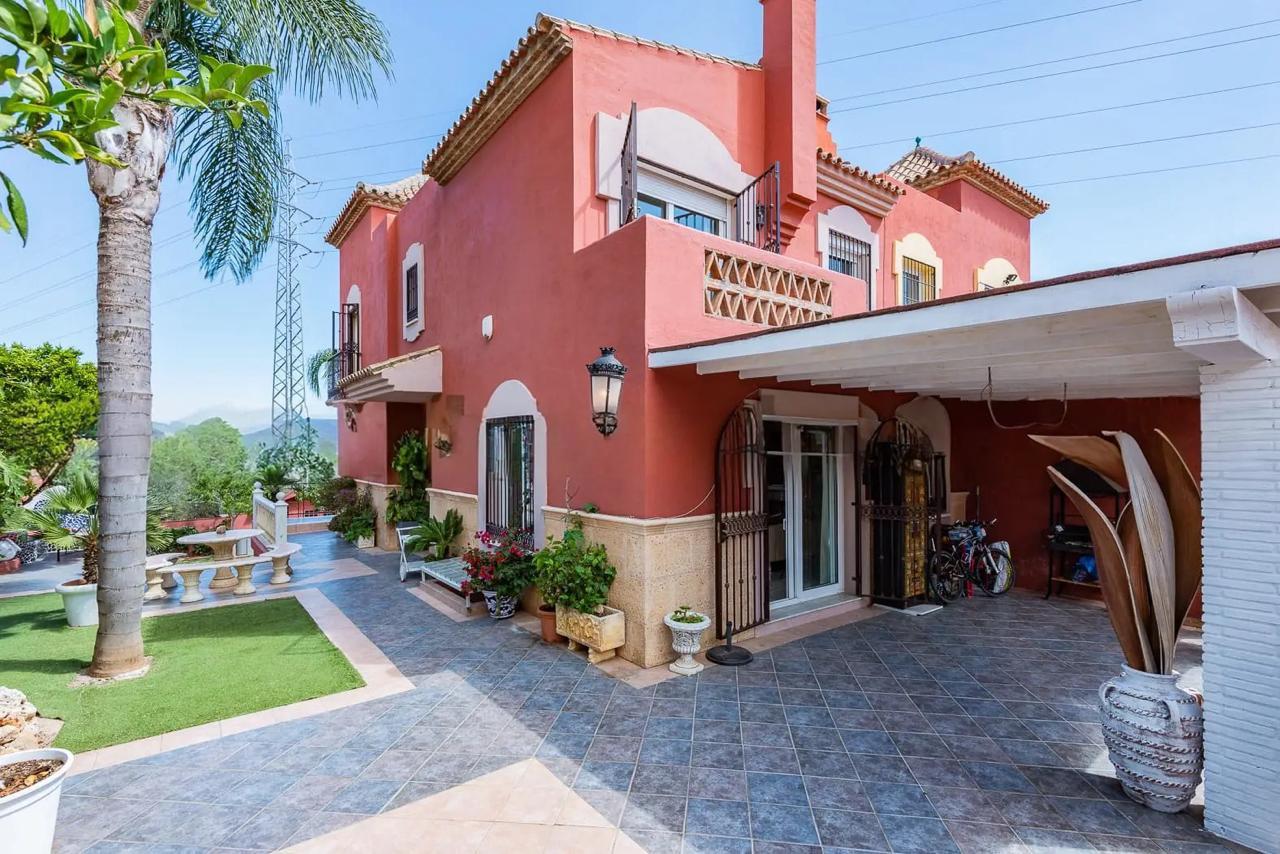 Ruime halfvrijstaande woning te koop in Marbella