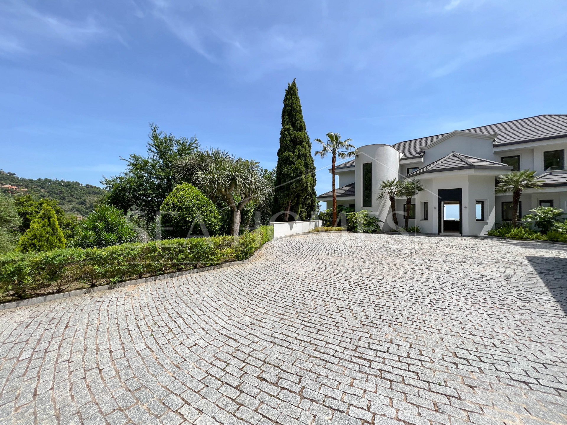 Fantastic modern villa with amazing panoramic sea views in La Zagaleta