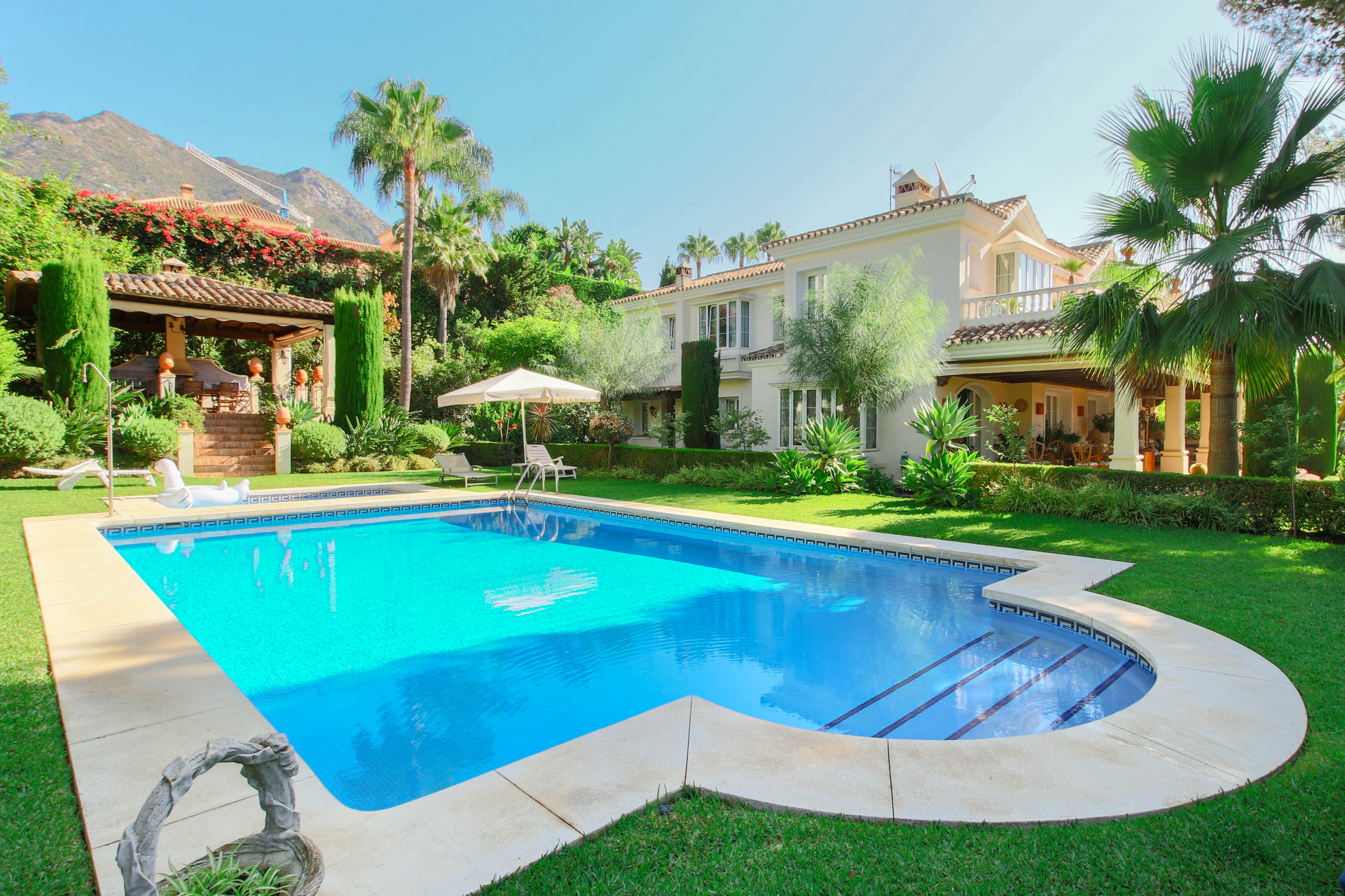 Large classical villa in one of the most sought-after urbanizations in Marbella.