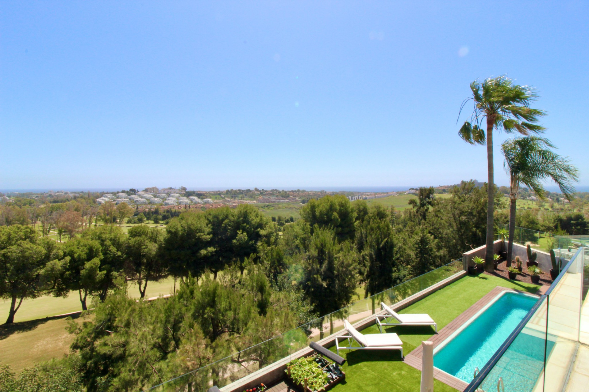 Villa con vistas panorámicas en primera linea de golf a la venta en Nueva Atalaya, Benahavis