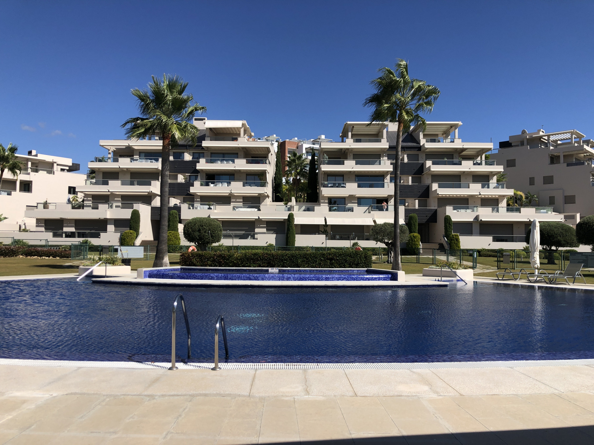 Luxury Apartment for Sale in Benahavis - Modern Complex surrounded by Golf Co...