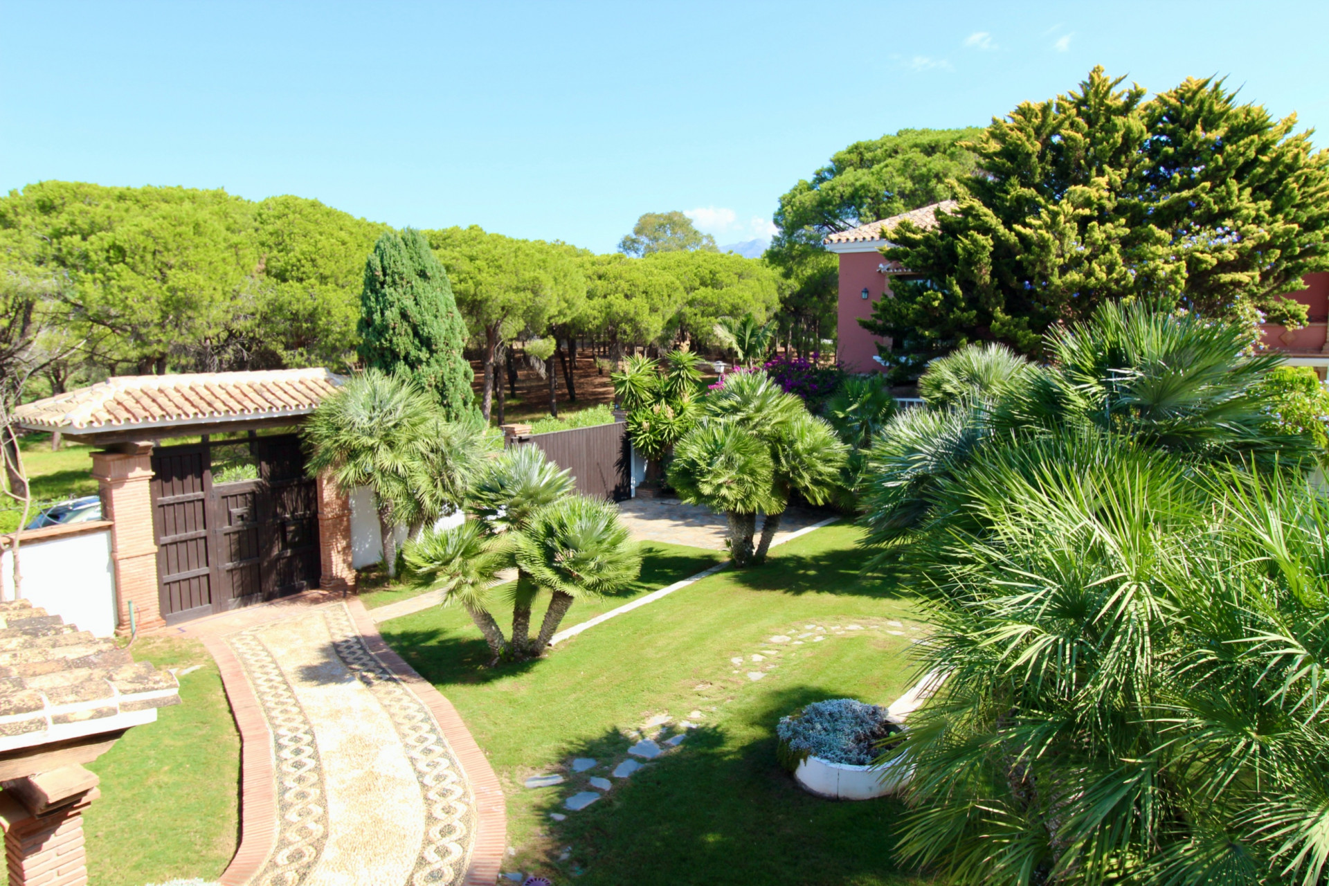 Beachside Mediterranean Villa for Sale in El Presidente, Marbella – Investment Opportunity