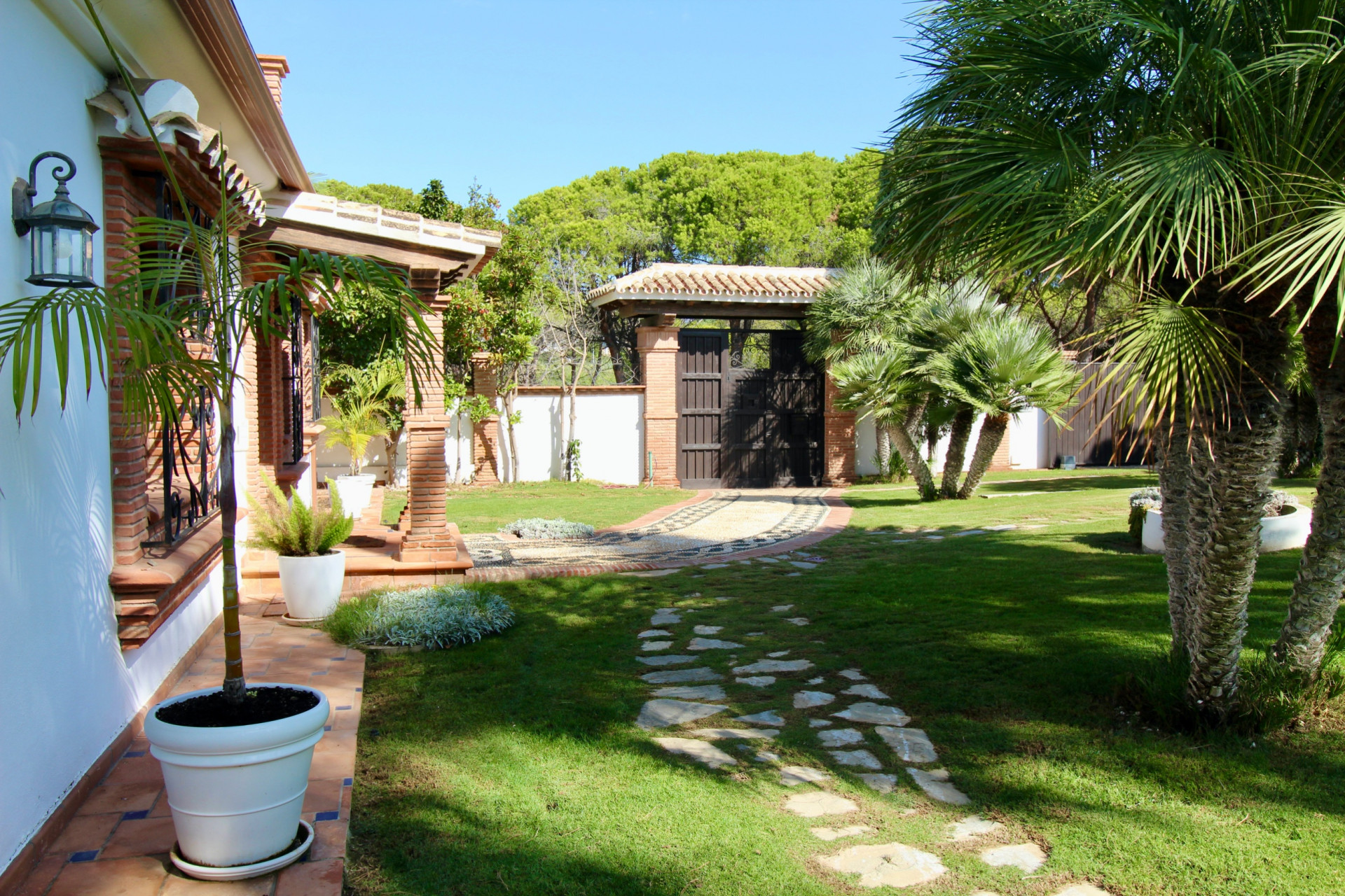 Beachside Mediterranean Villa for Sale in El Presidente, Marbella – Investment Opportunity