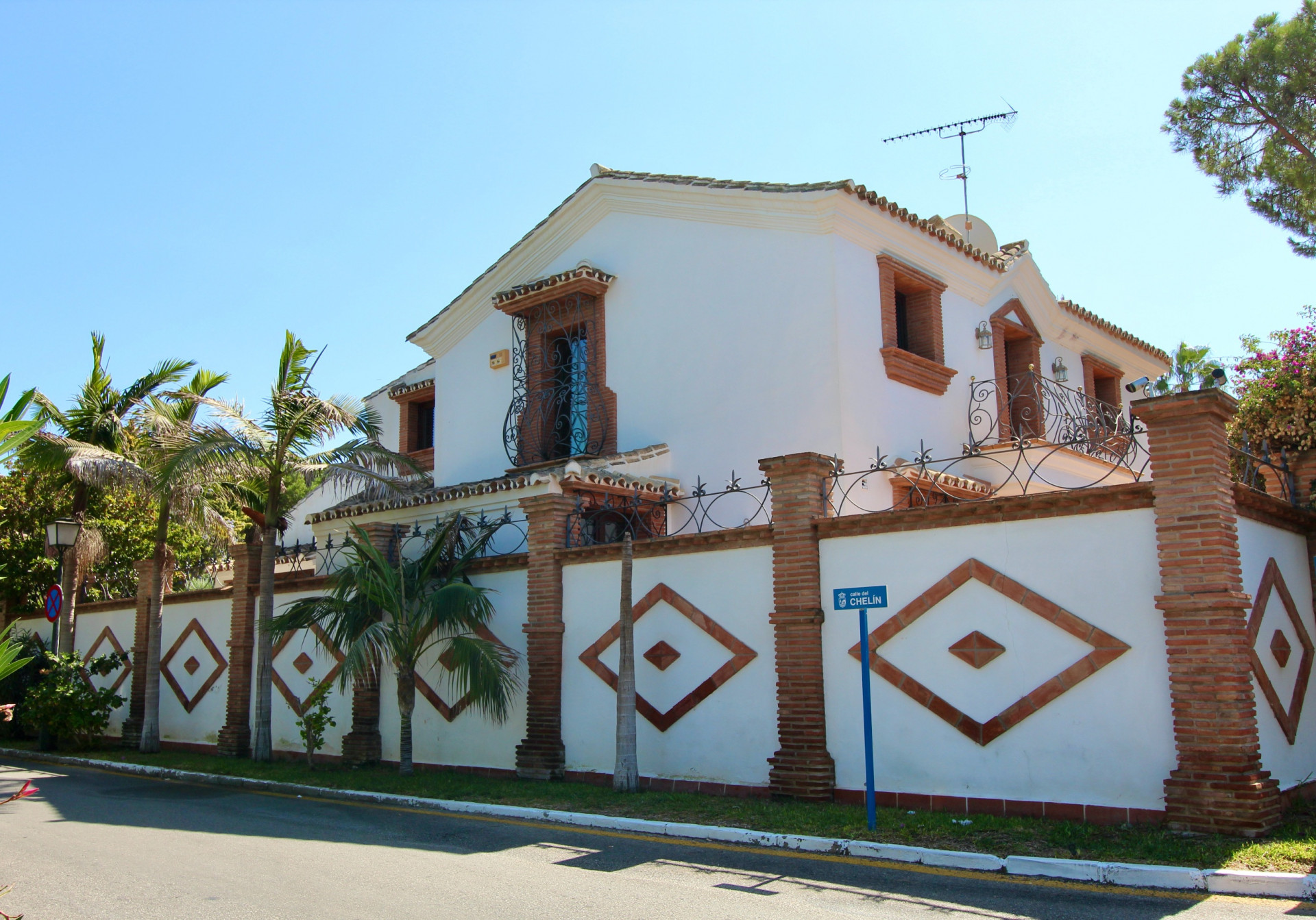 Beachside Mediterranean Villa for Sale in El Presidente, Marbella – Investment Opportunity