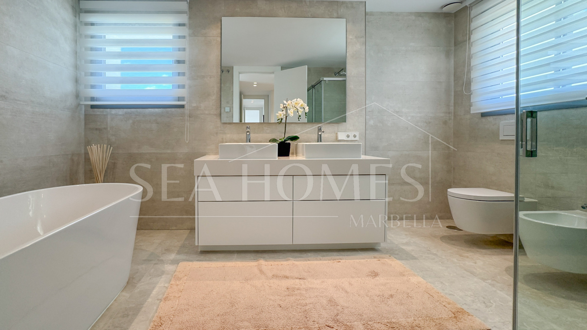 Contemporary penthouse with terrace and solarium both with panoramic views of the Mediterranean Sea in top location