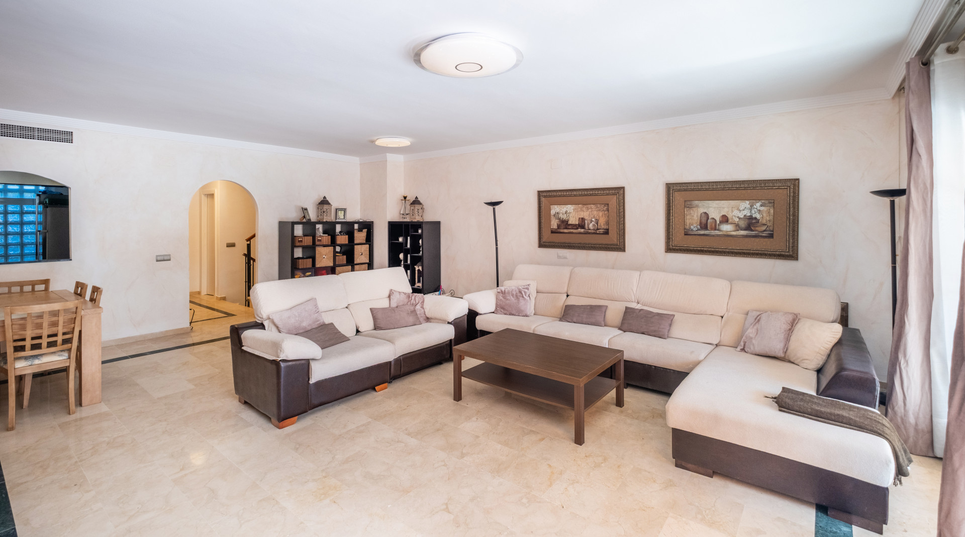 Amplia casa adosada en Oasis de Nagüeles con 4 dormitorios y garaje – Posibilidad de un 5º dormitorio