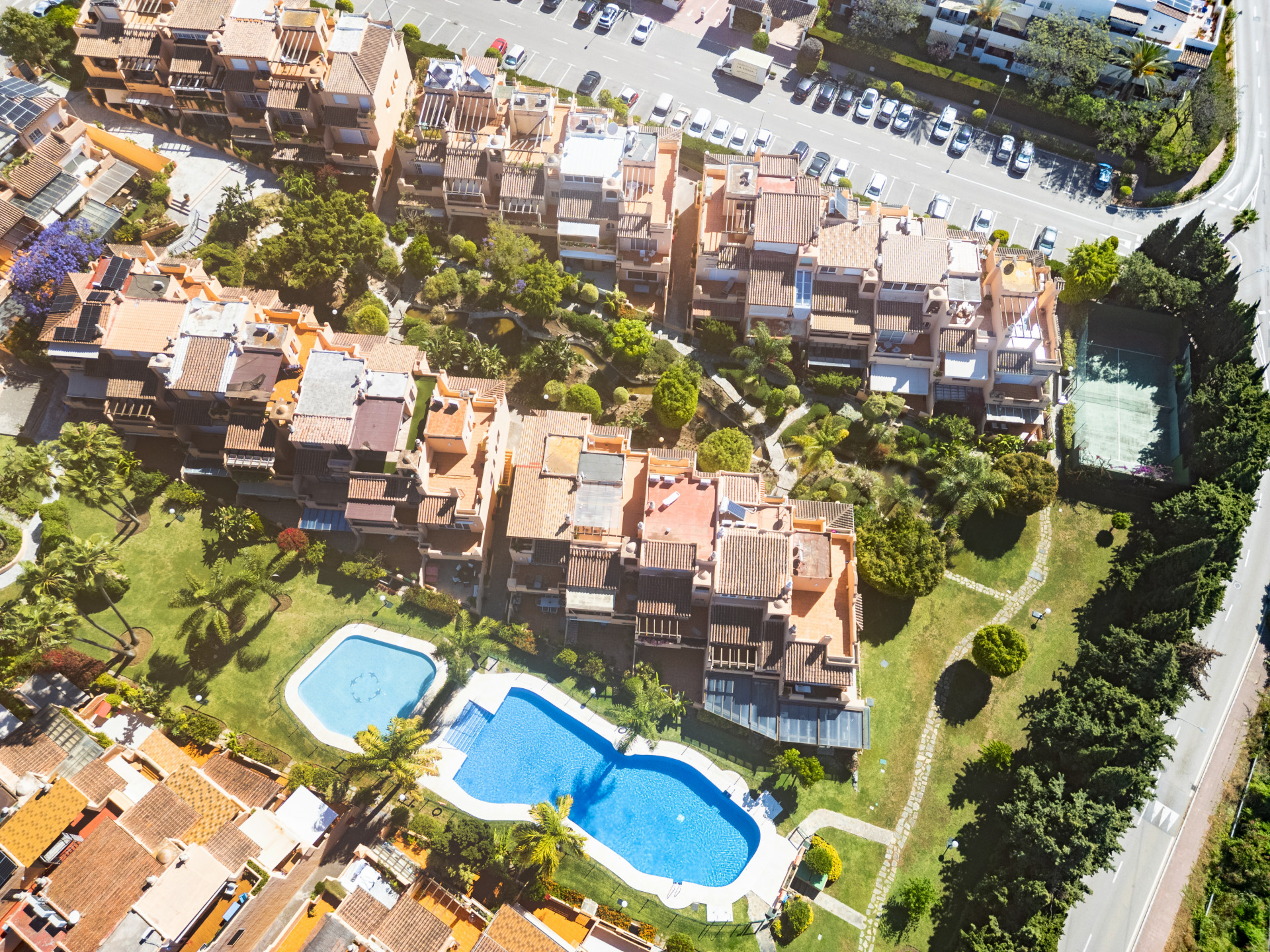 Amplia casa adosada en Oasis de Nagüeles con 4 dormitorios y garaje – Posibilidad de un 5º dormitorio