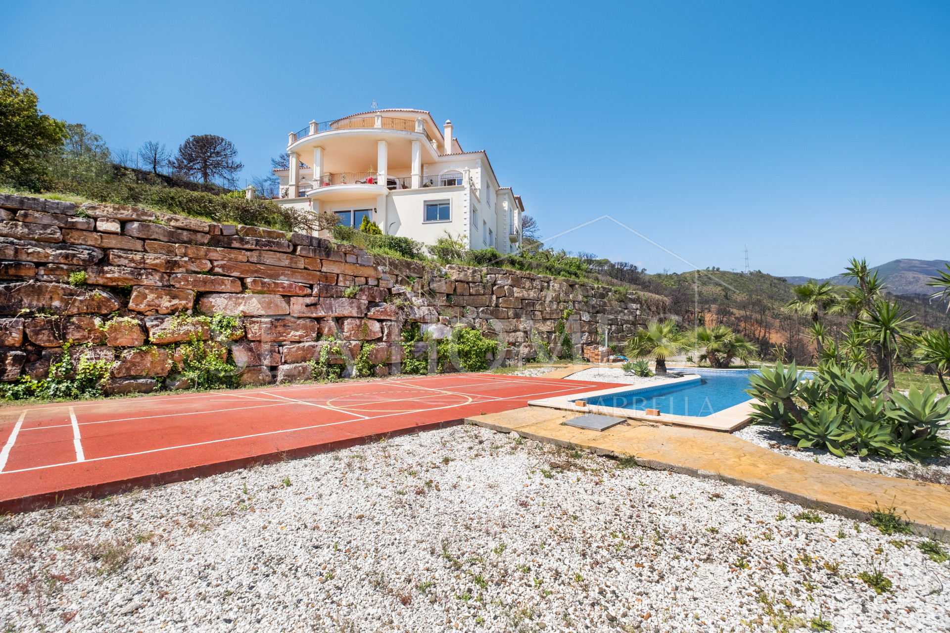 Fantastic villa set on a 60.000m2 plot in Estepona with mountain and sea views