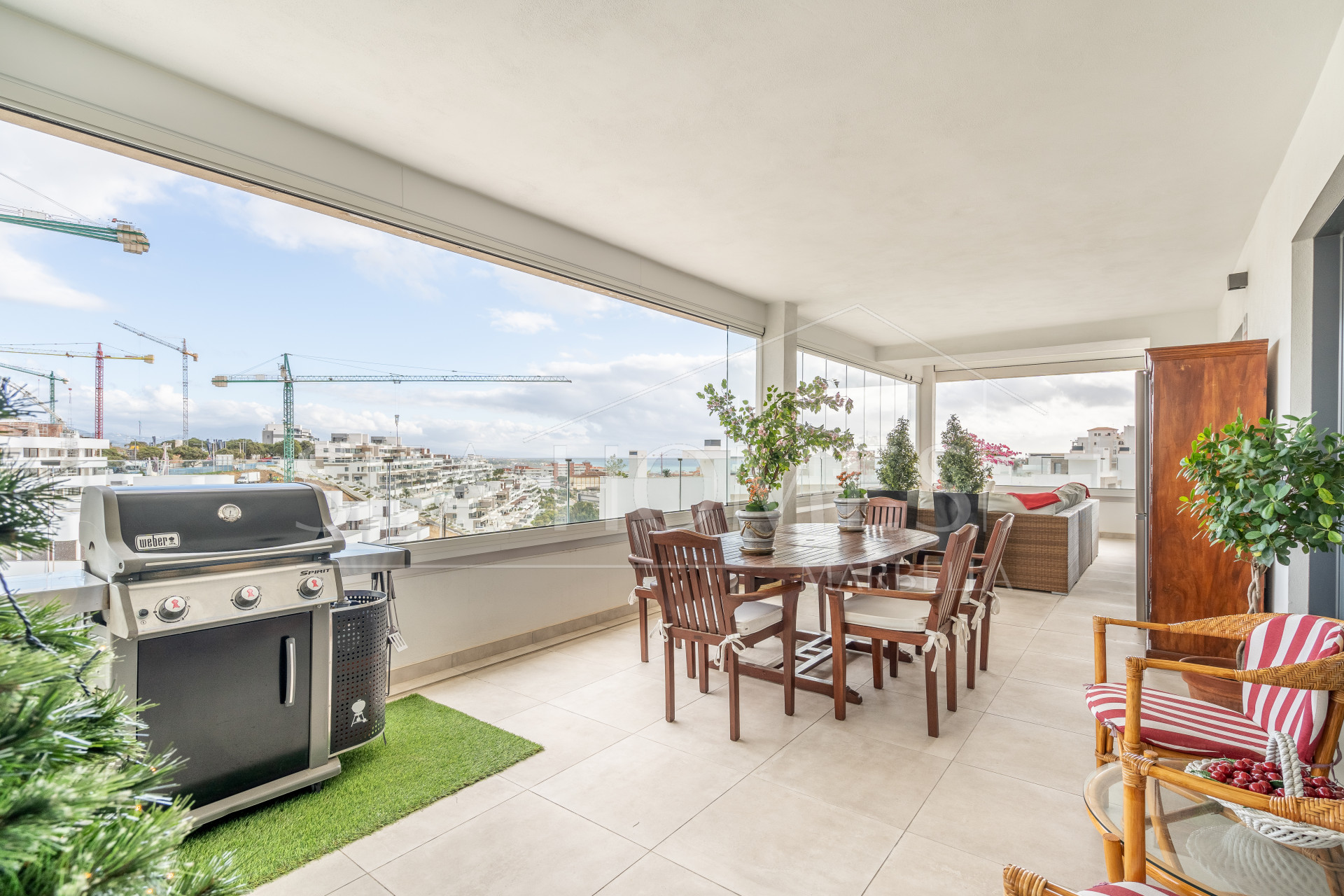 Modern 3-bedroom apartment with large terrace!