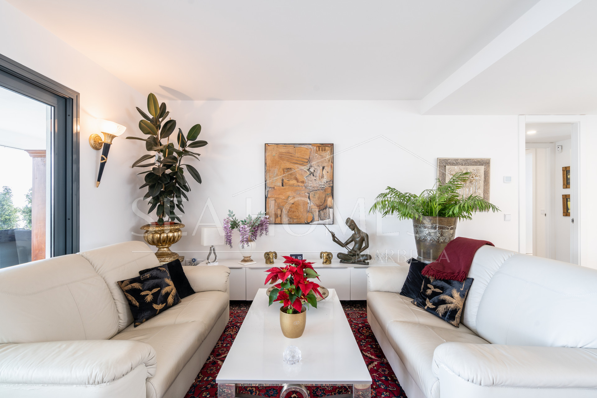 Modern 3-bedroom apartment with large terrace!