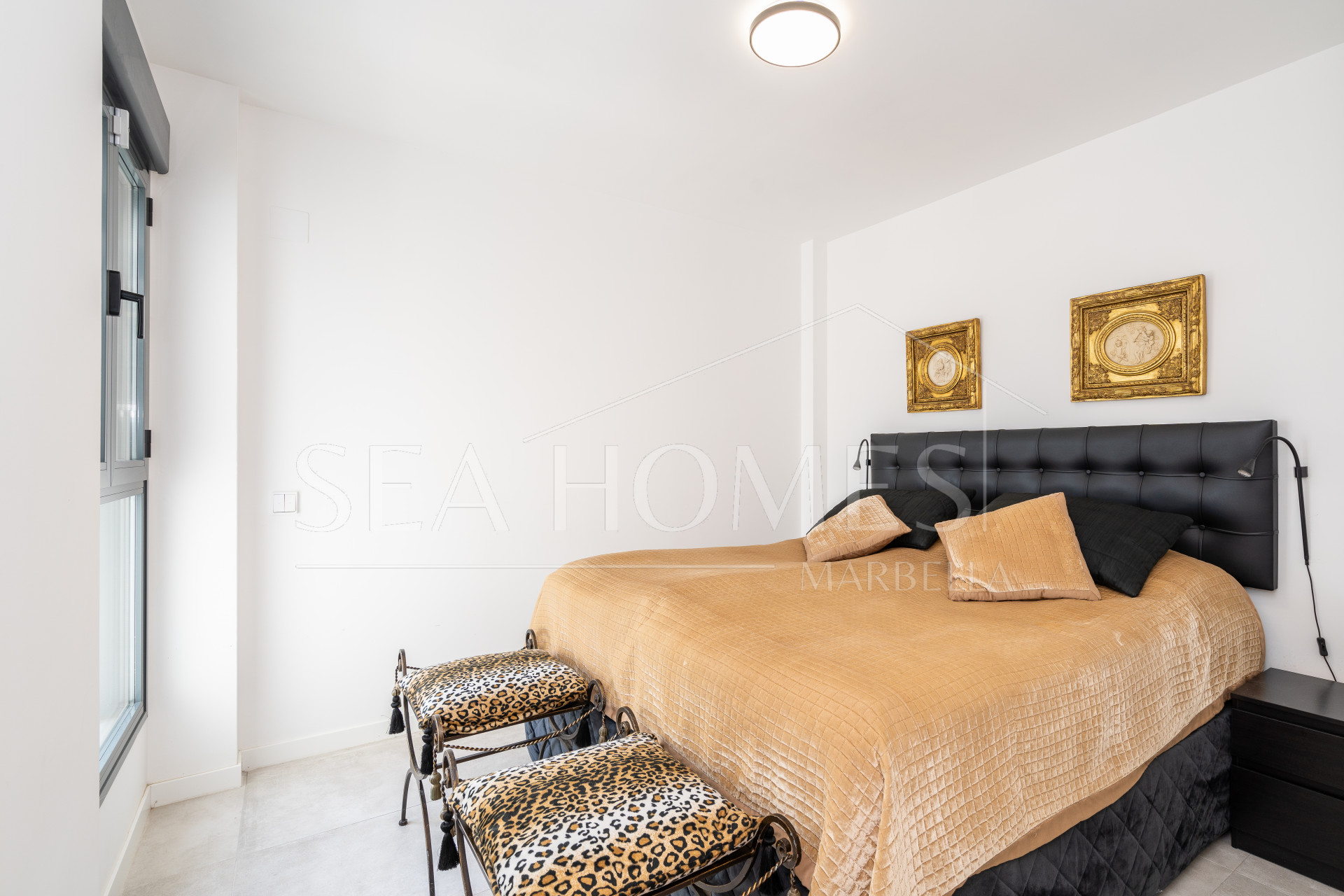 Modern 3-bedroom apartment with large terrace!