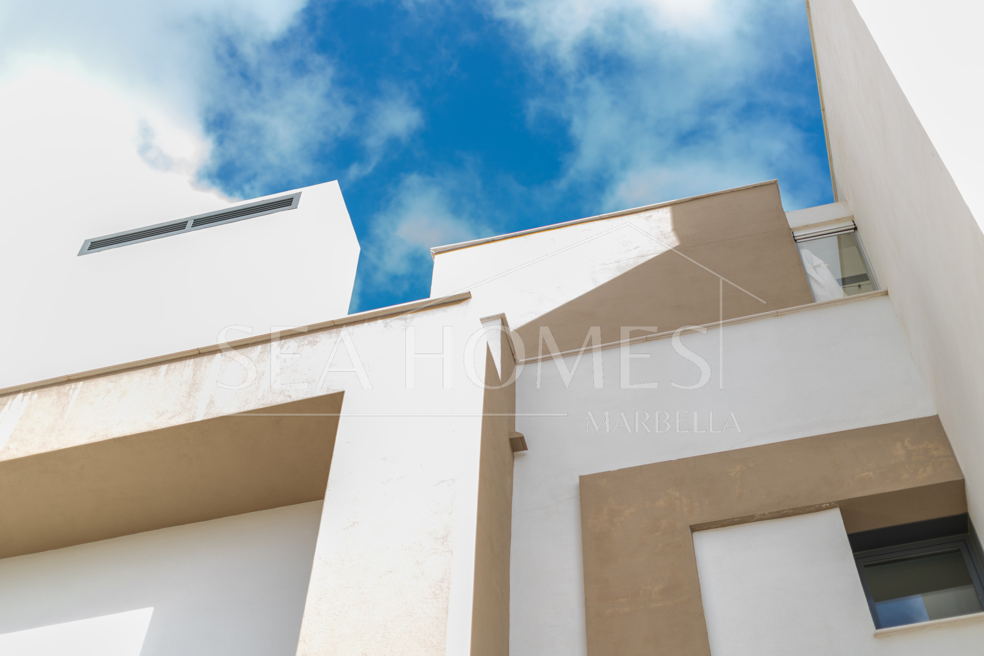 Modern 3-bedroom apartment with large terrace!
