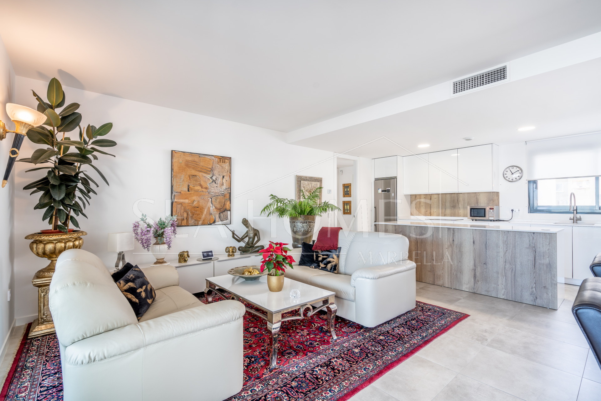Modern 3-bedroom apartment with large terrace!