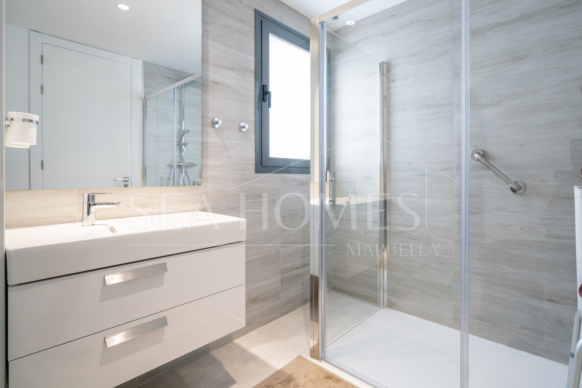 Modern 3-bedroom apartment with large terrace!