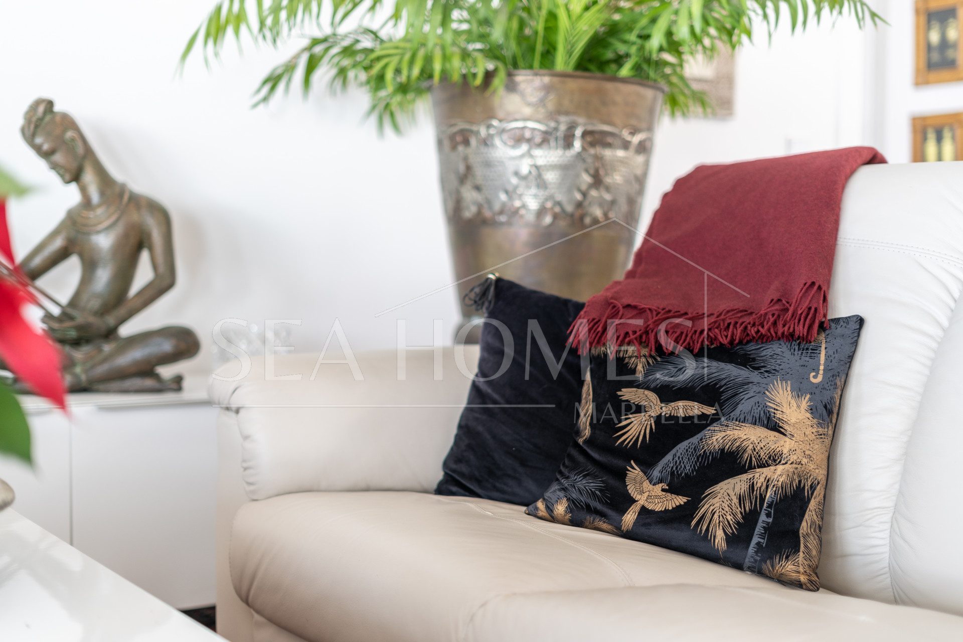 Modern 3-bedroom apartment with large terrace!