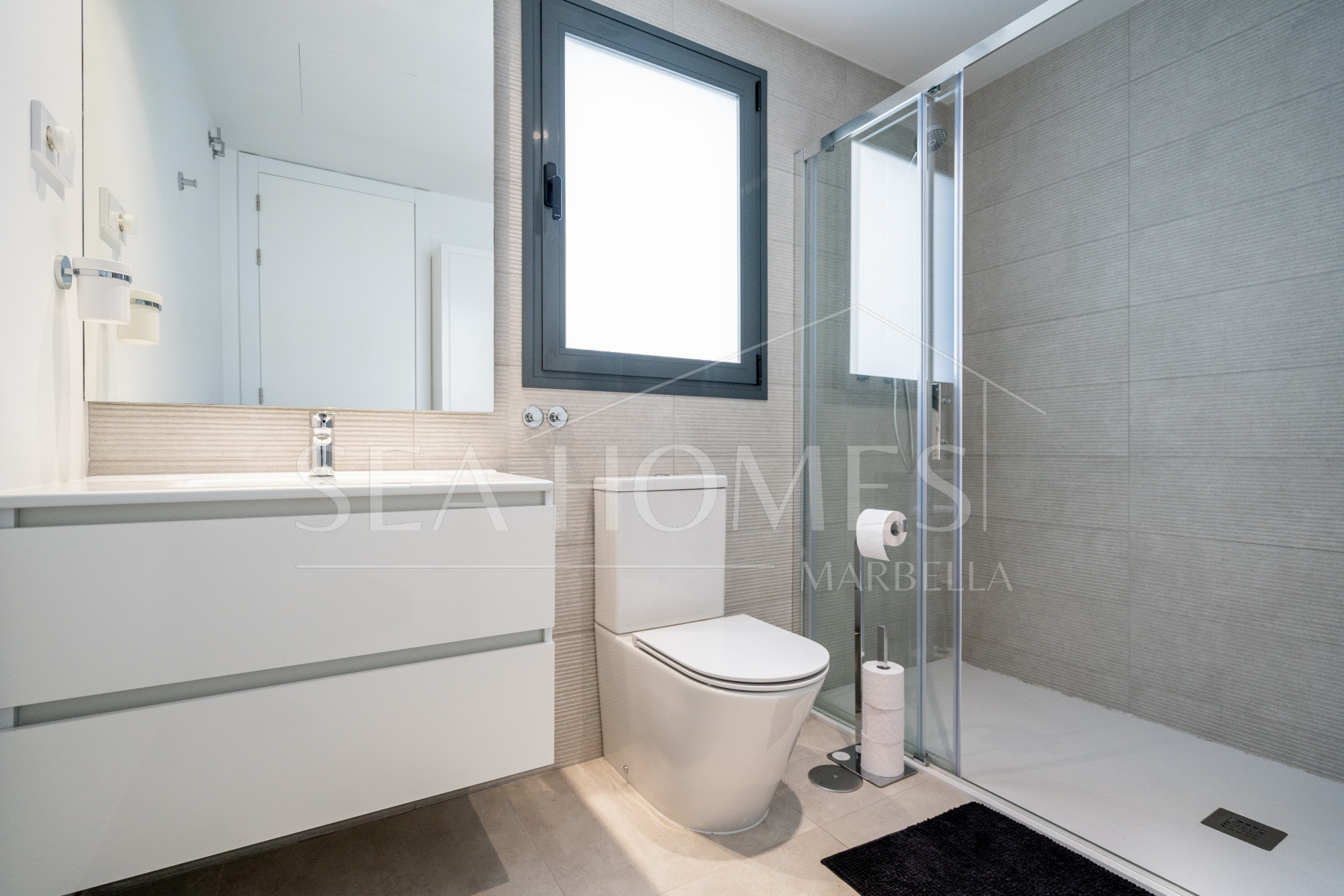 Modern 3-bedroom apartment with large terrace!