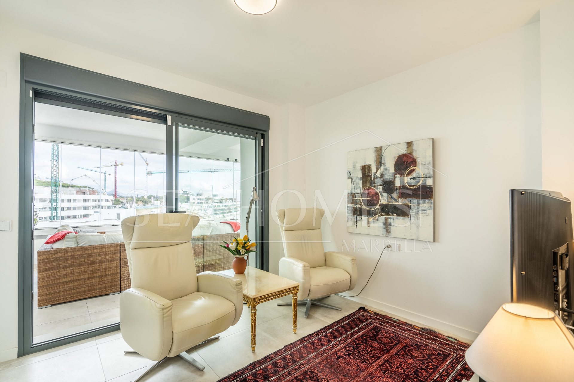 Modern 3-bedroom apartment with large terrace!
