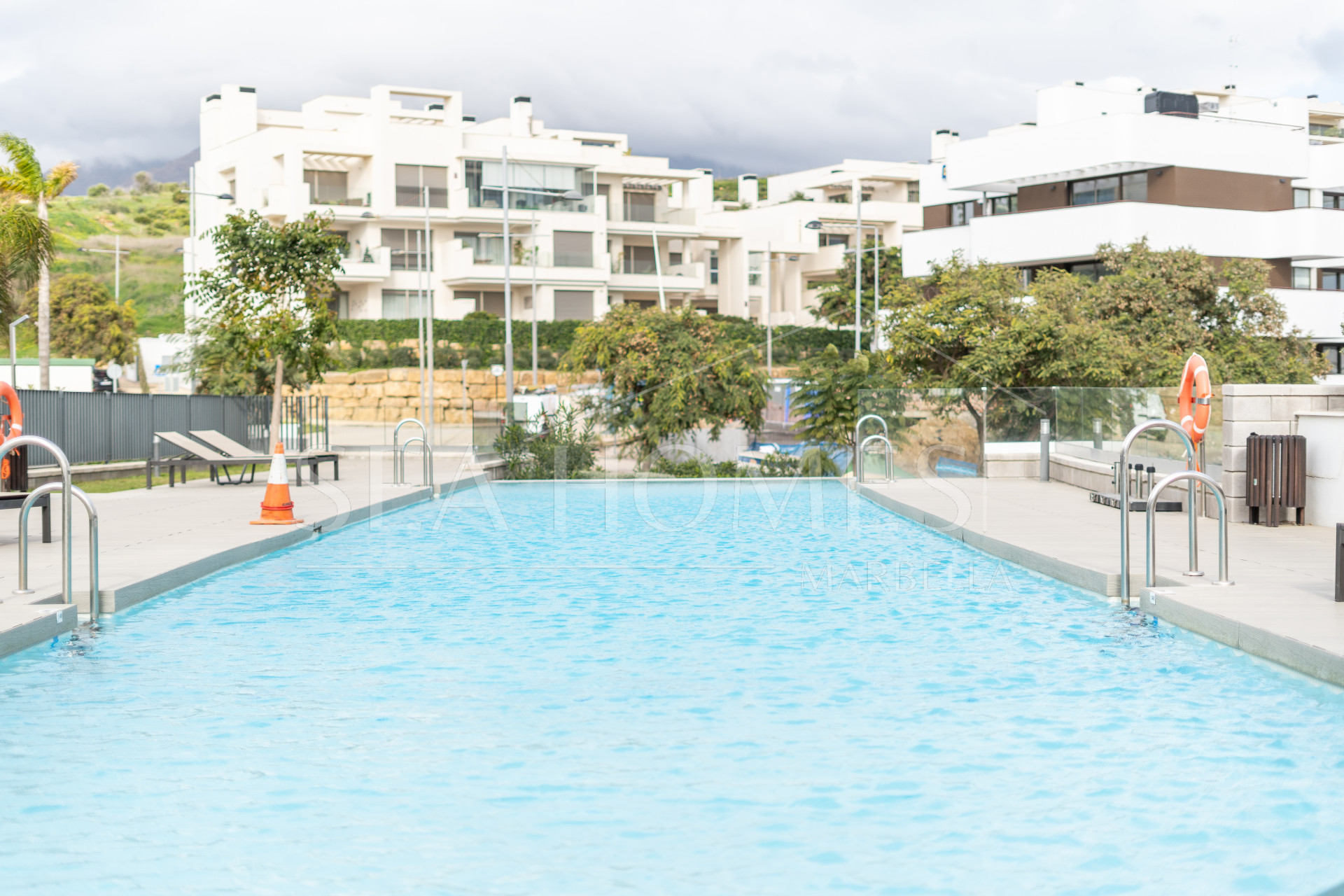 Modern 3-bedroom apartment with large terrace!