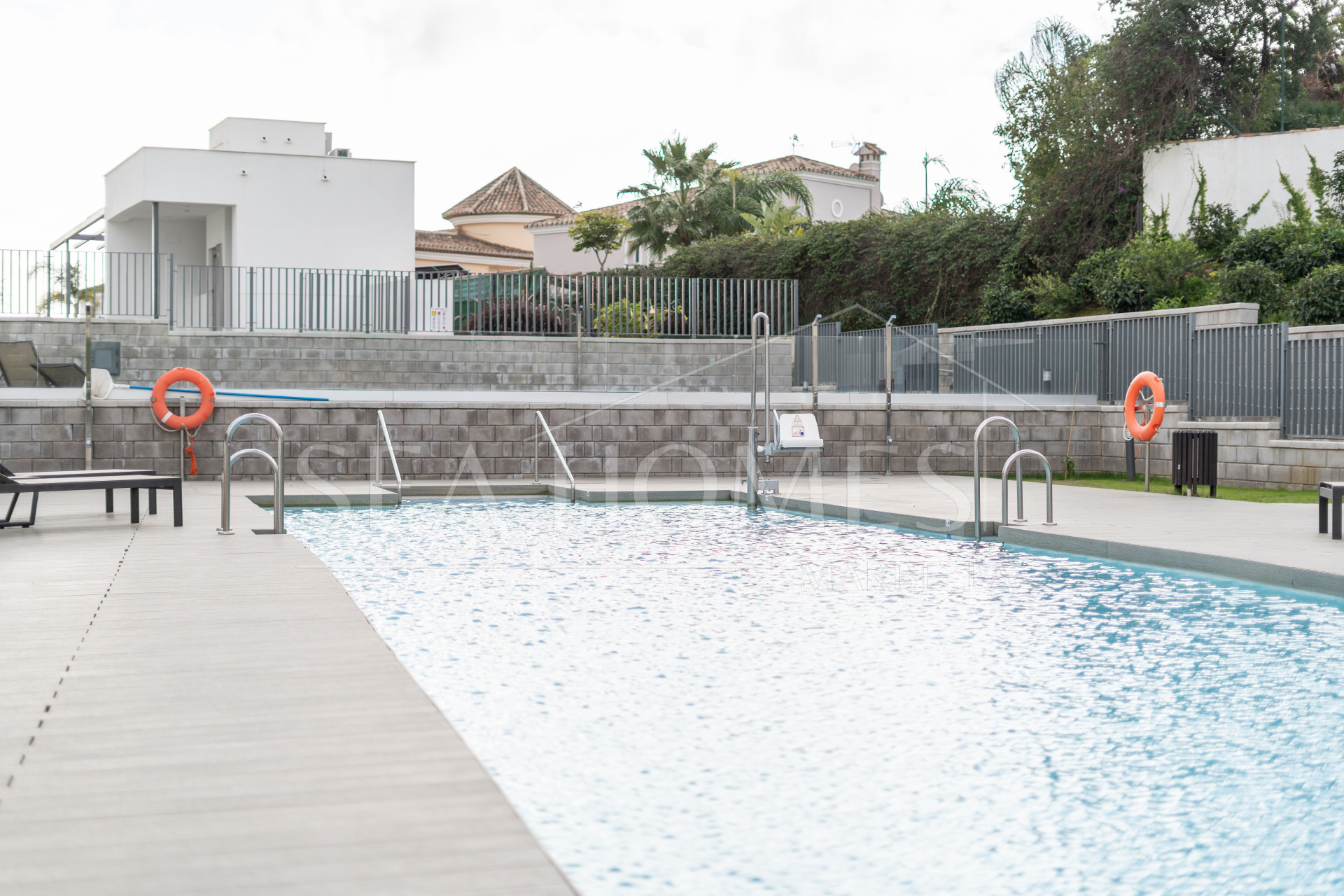 Modern 3-bedroom apartment with large terrace!