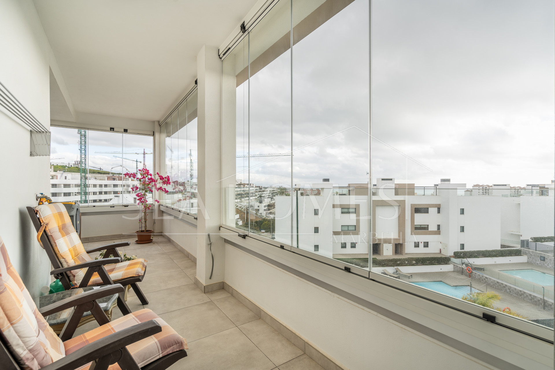 Modern 3-bedroom apartment with large terrace!