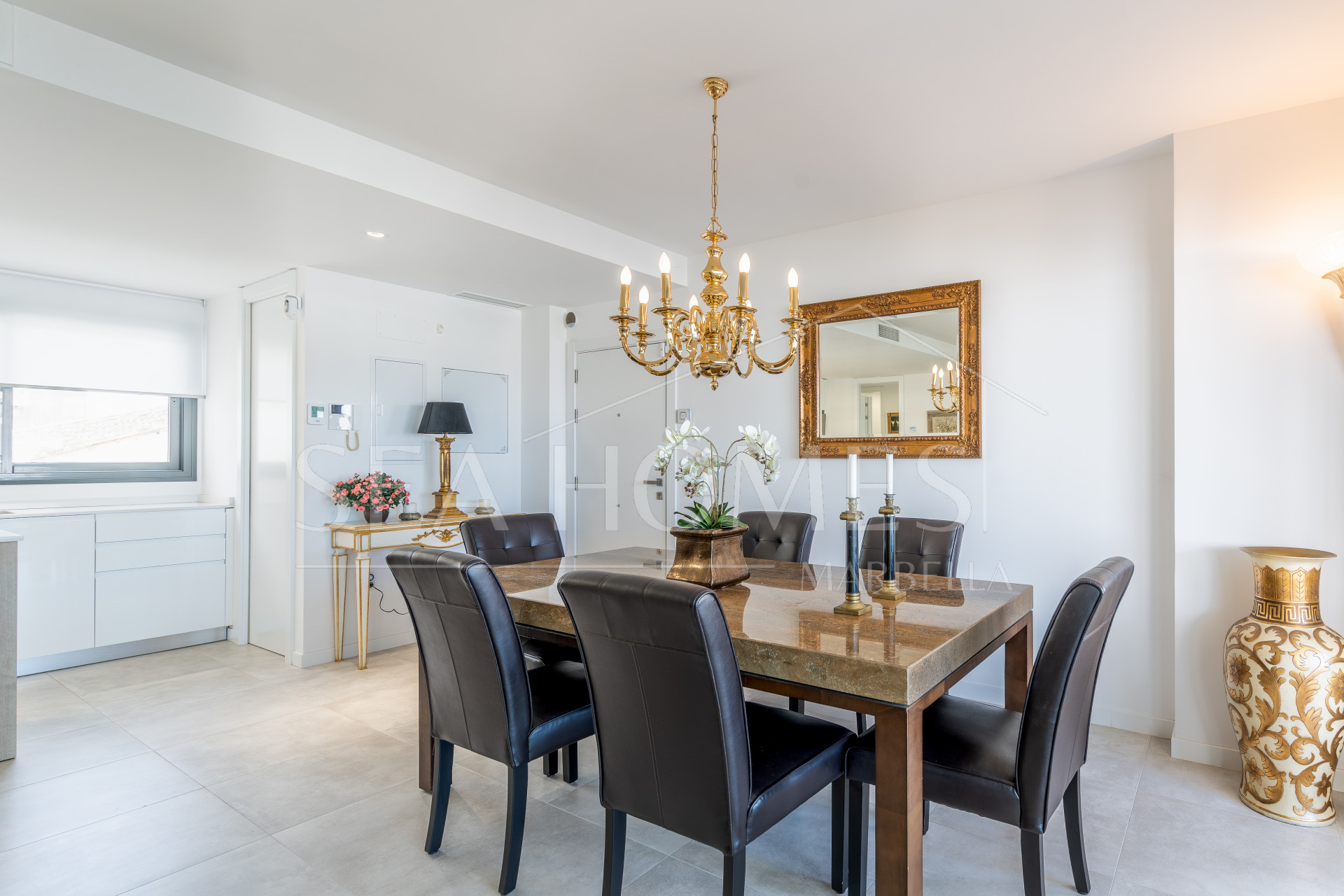 Modern 3-bedroom apartment with large terrace!