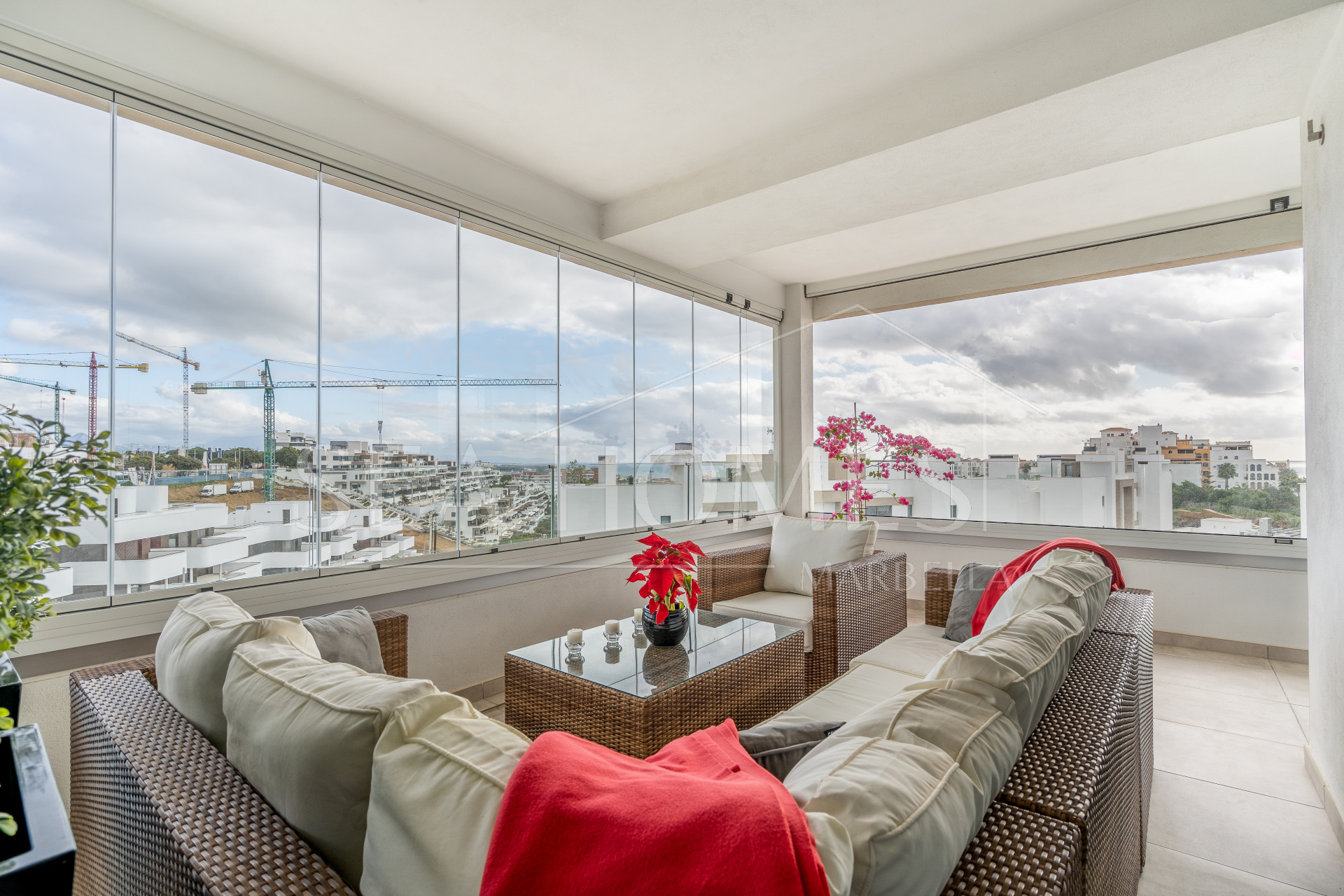 Modern 3-bedroom apartment with large terrace!