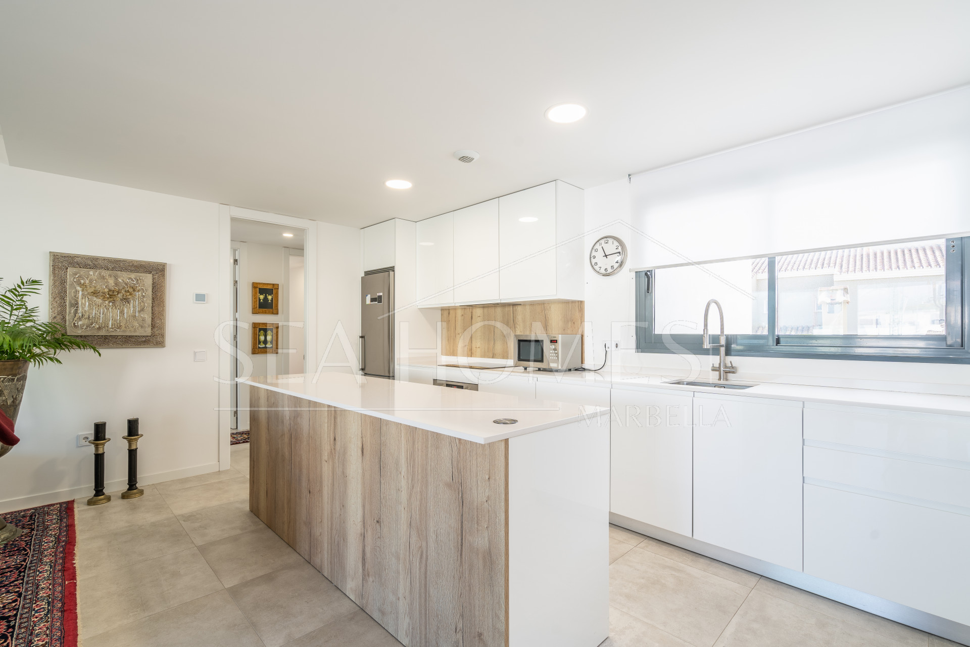 Modern 3-bedroom apartment with large terrace!