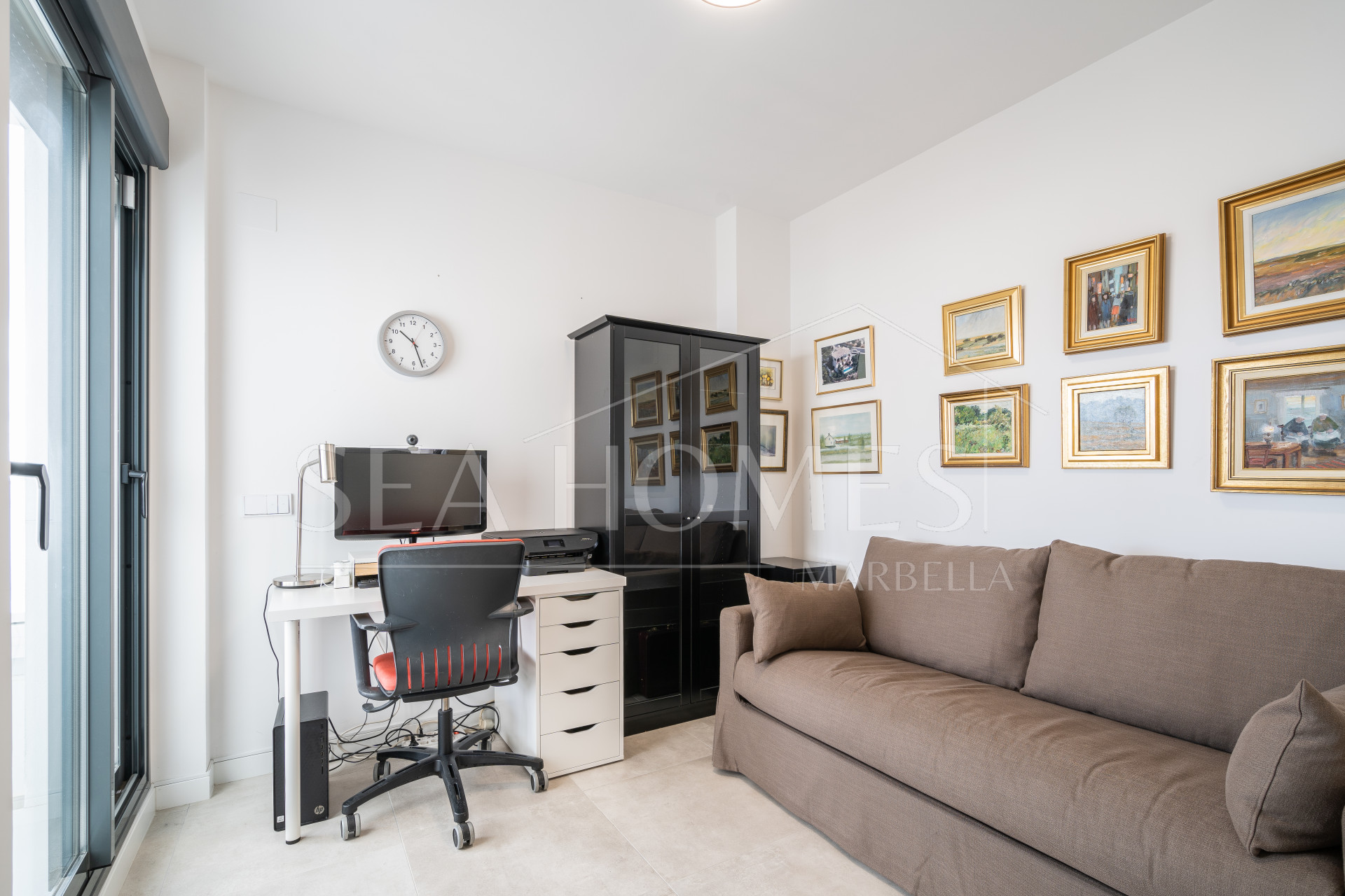 Modern 3-bedroom apartment with large terrace!