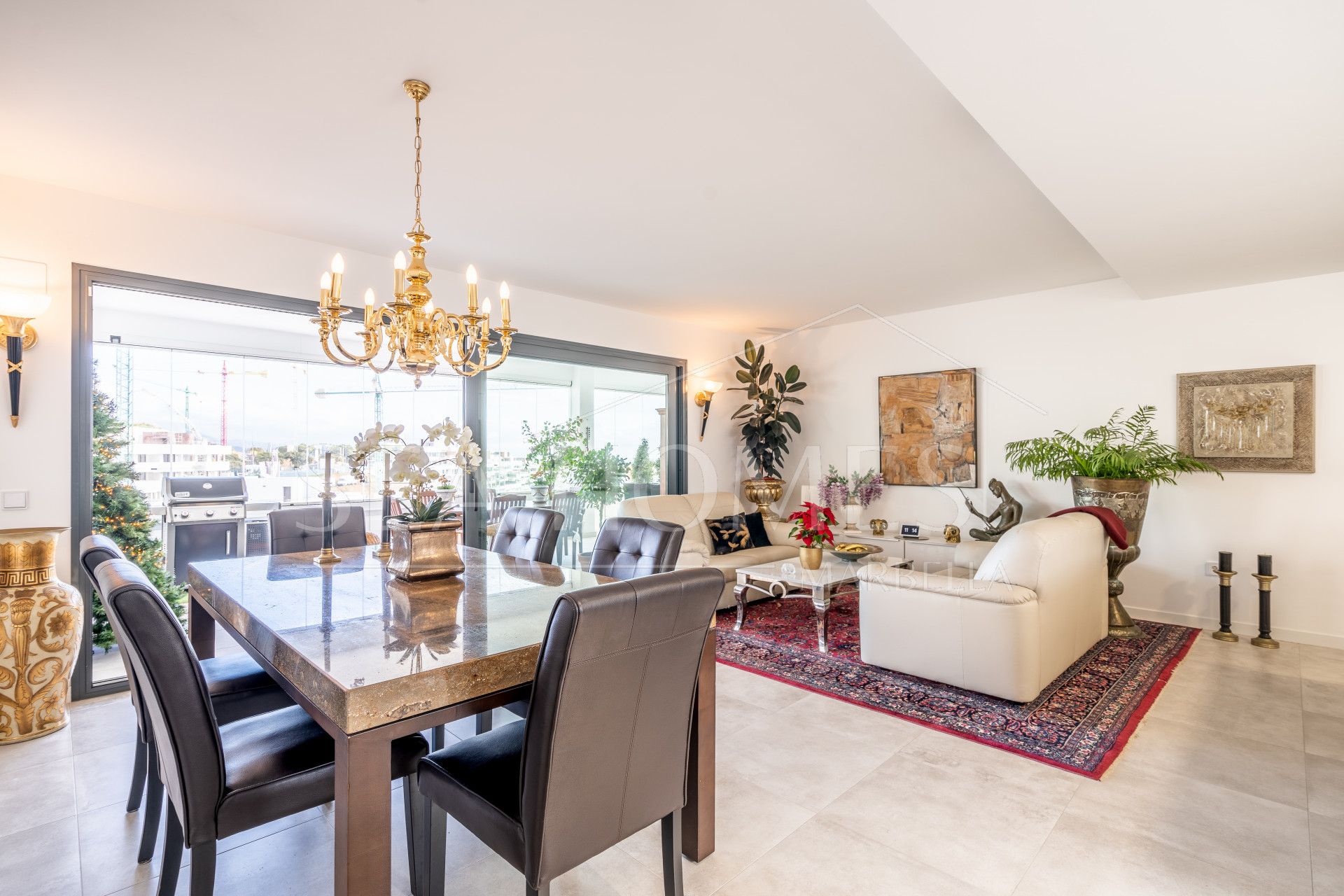Modern 3-bedroom apartment with large terrace!