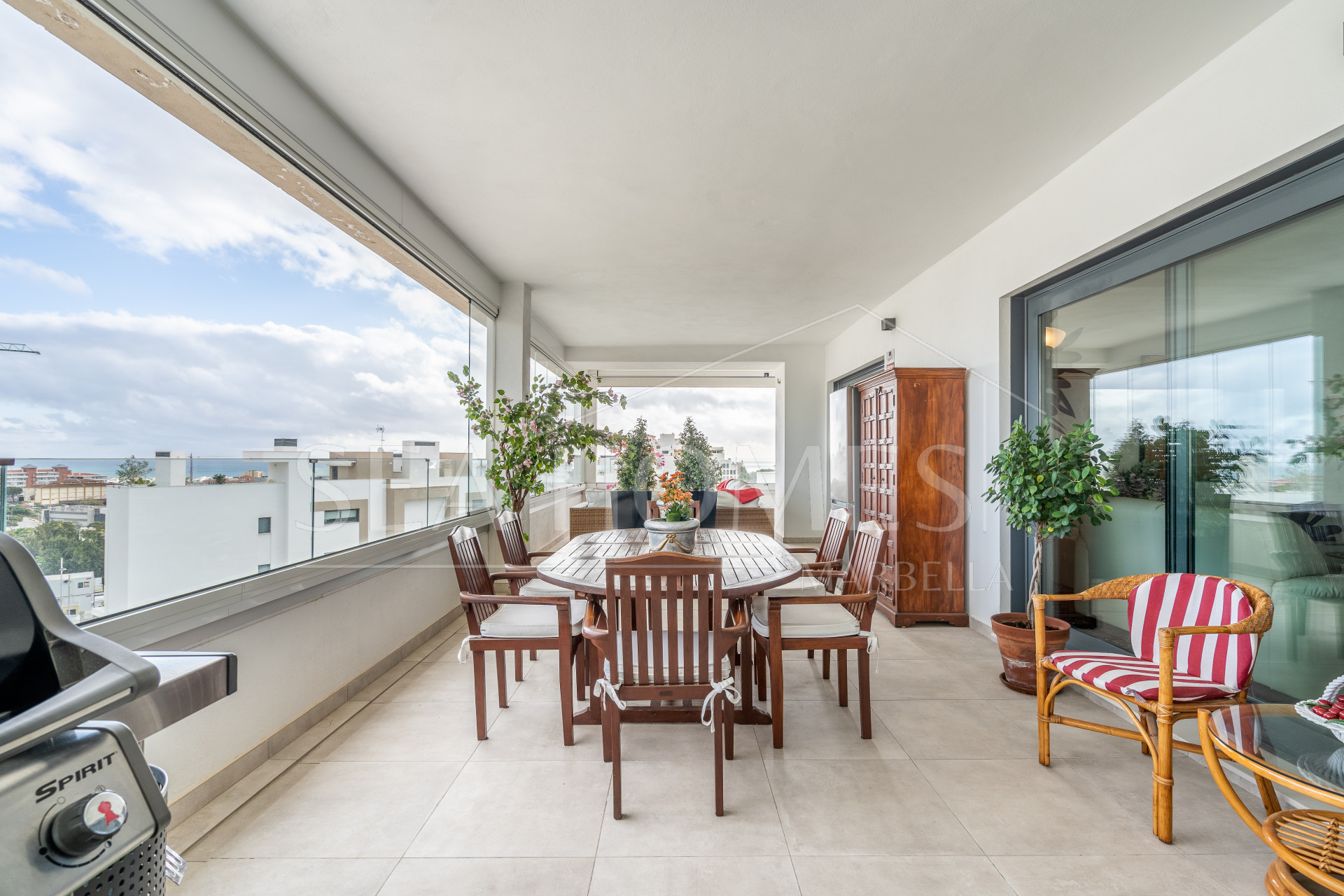 Modern 3-bedroom apartment with large terrace!