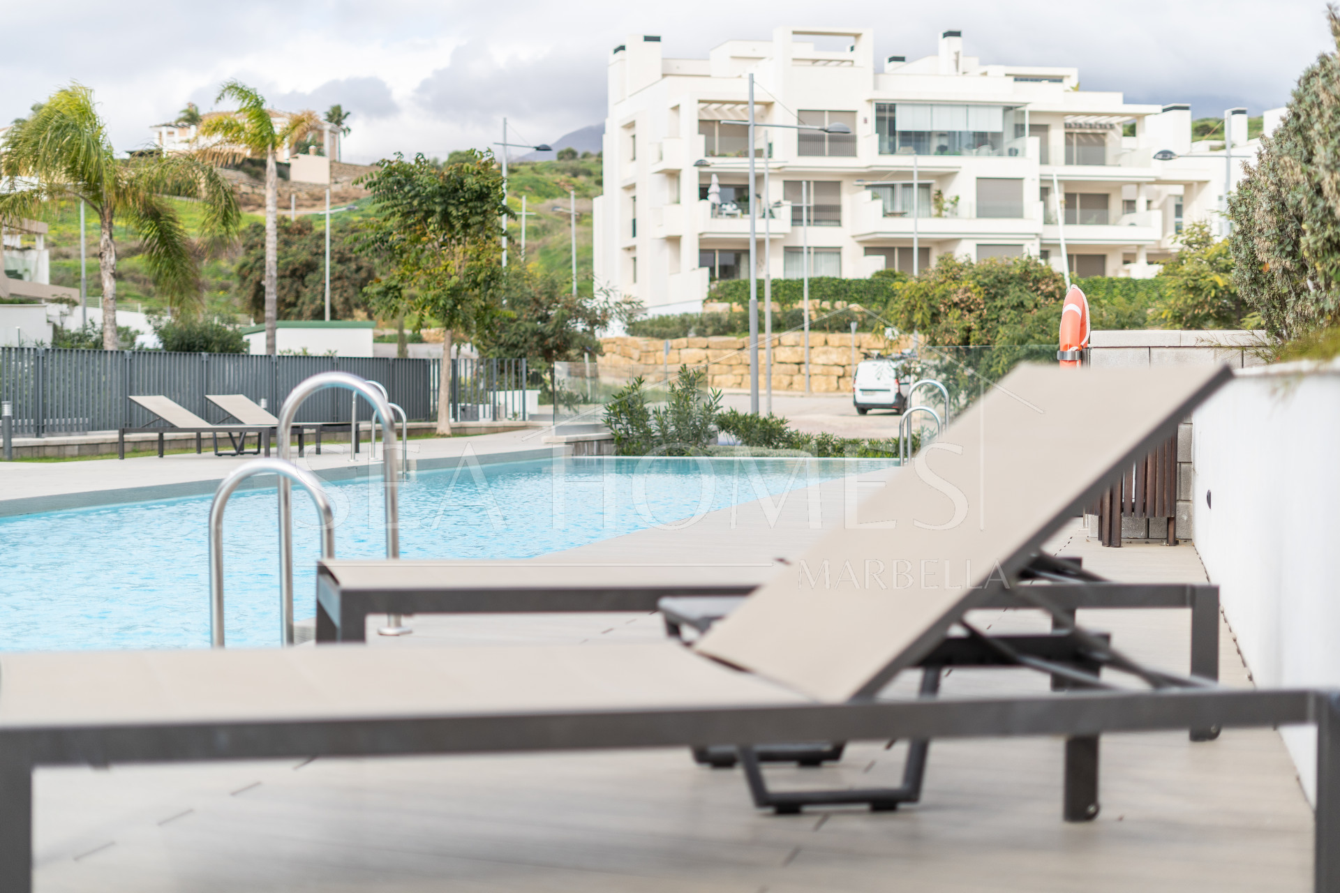 Modern 3-bedroom apartment with large terrace!