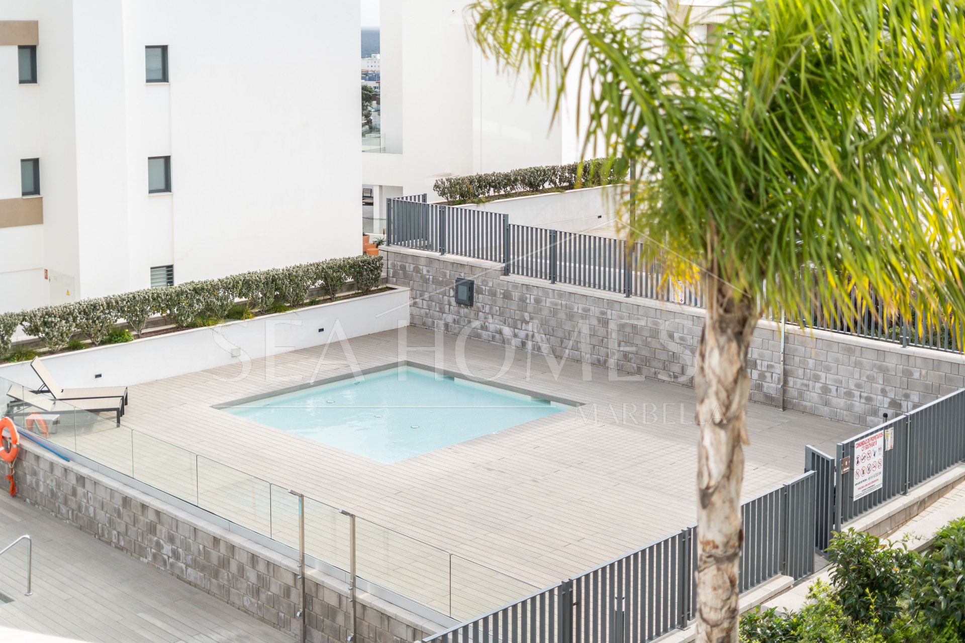 Modern 3-bedroom apartment with large terrace!
