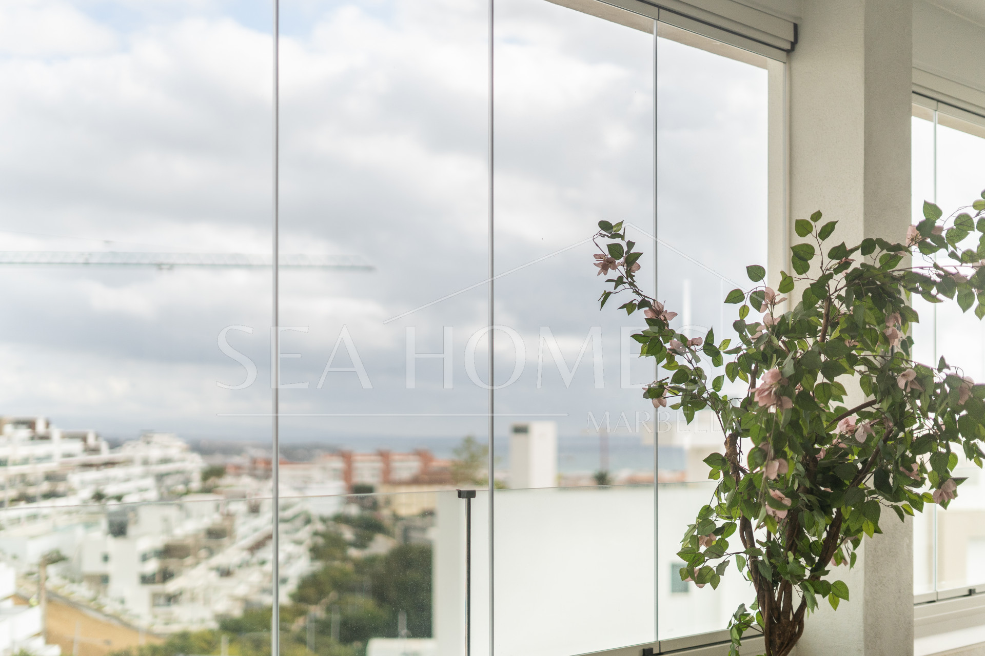 Modern 3-bedroom apartment with large terrace!