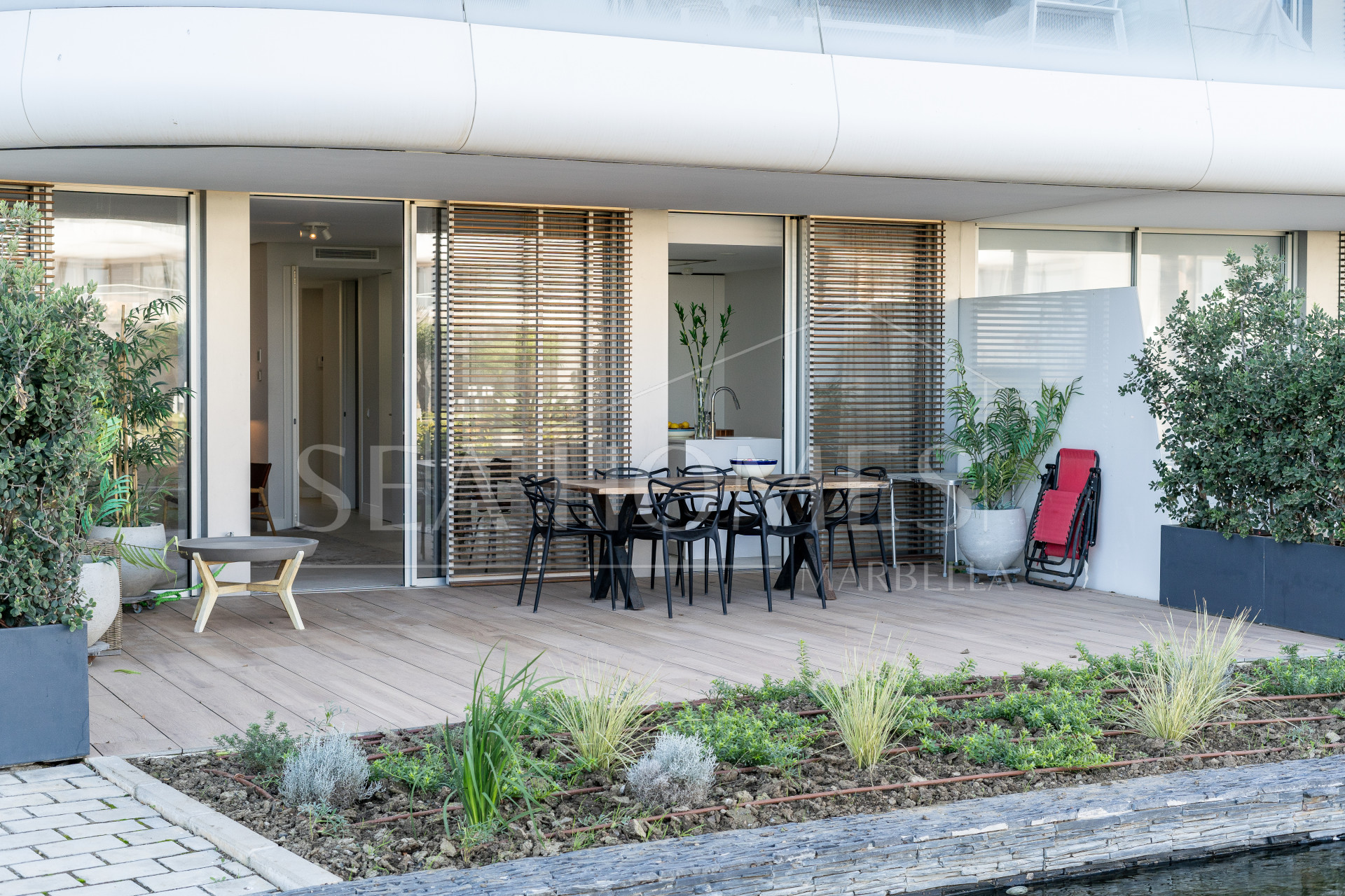 Luxurious beachfront apartment with private garden