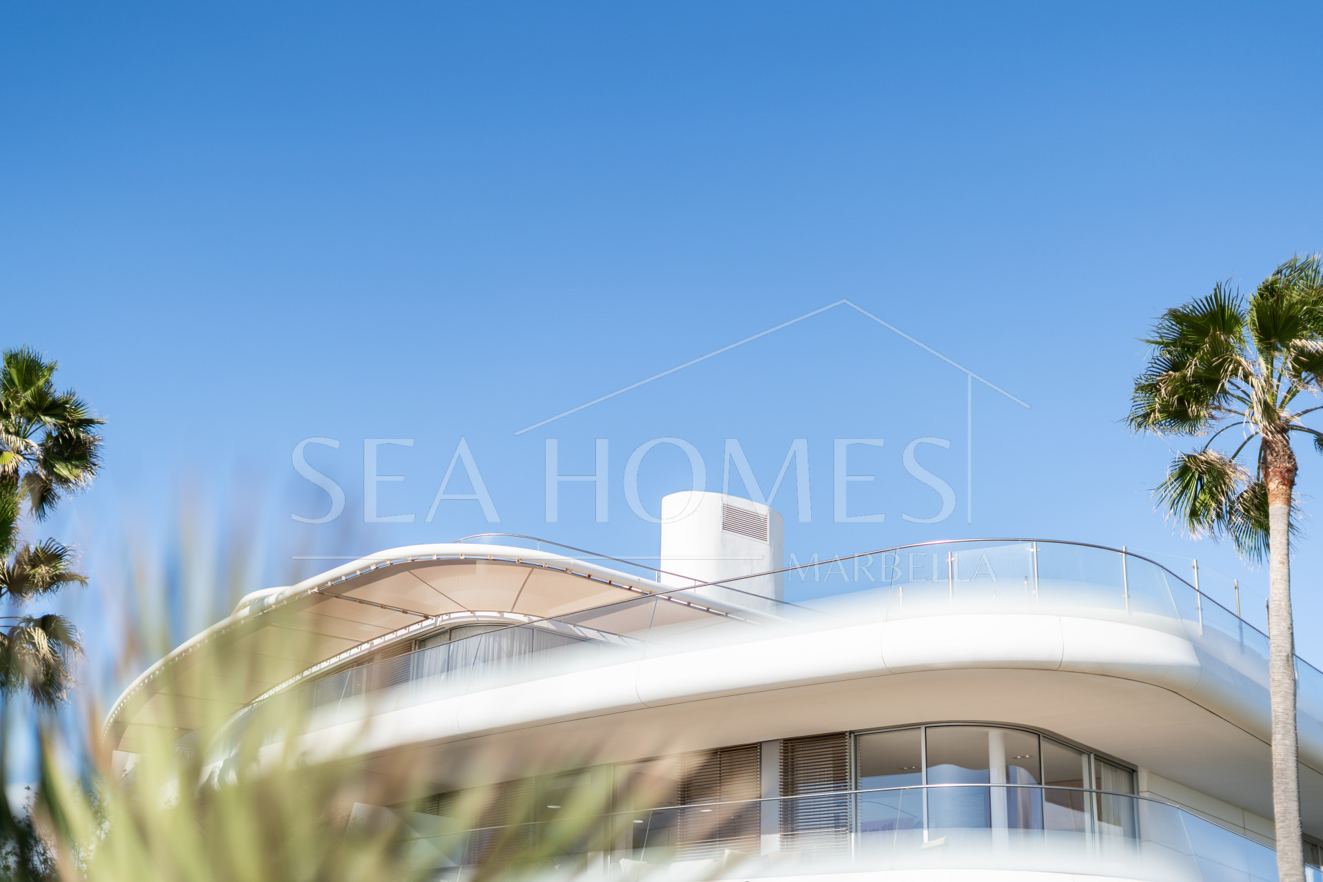 Luxurious beachfront apartment with private garden