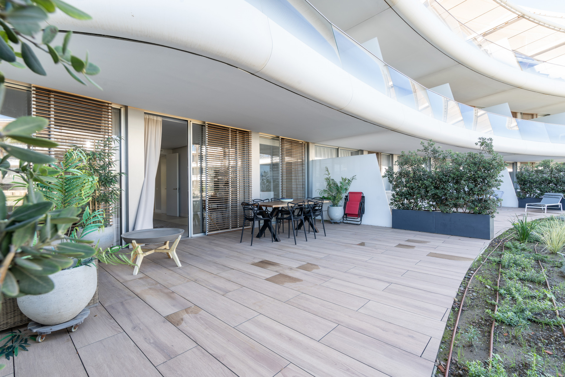 Lujoso apartamento frente a la playa con jardín privado