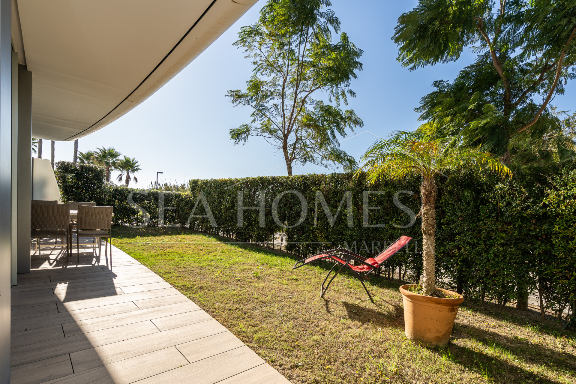 Luxurious beachfront apartment with private garden