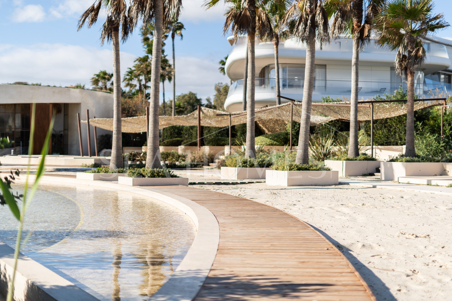 Luxurious beachfront apartment with private garden