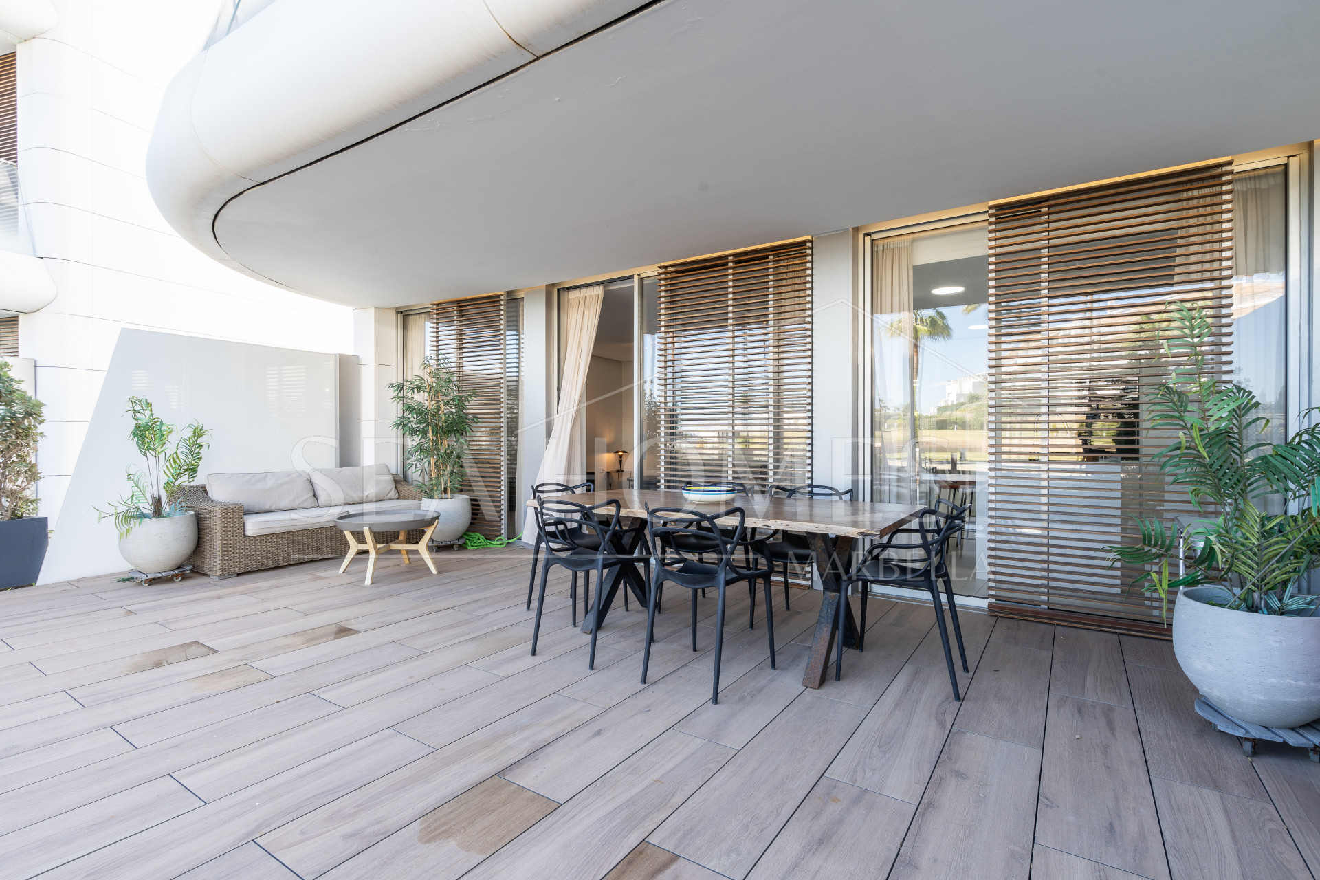 Luxurious beachfront apartment with private garden