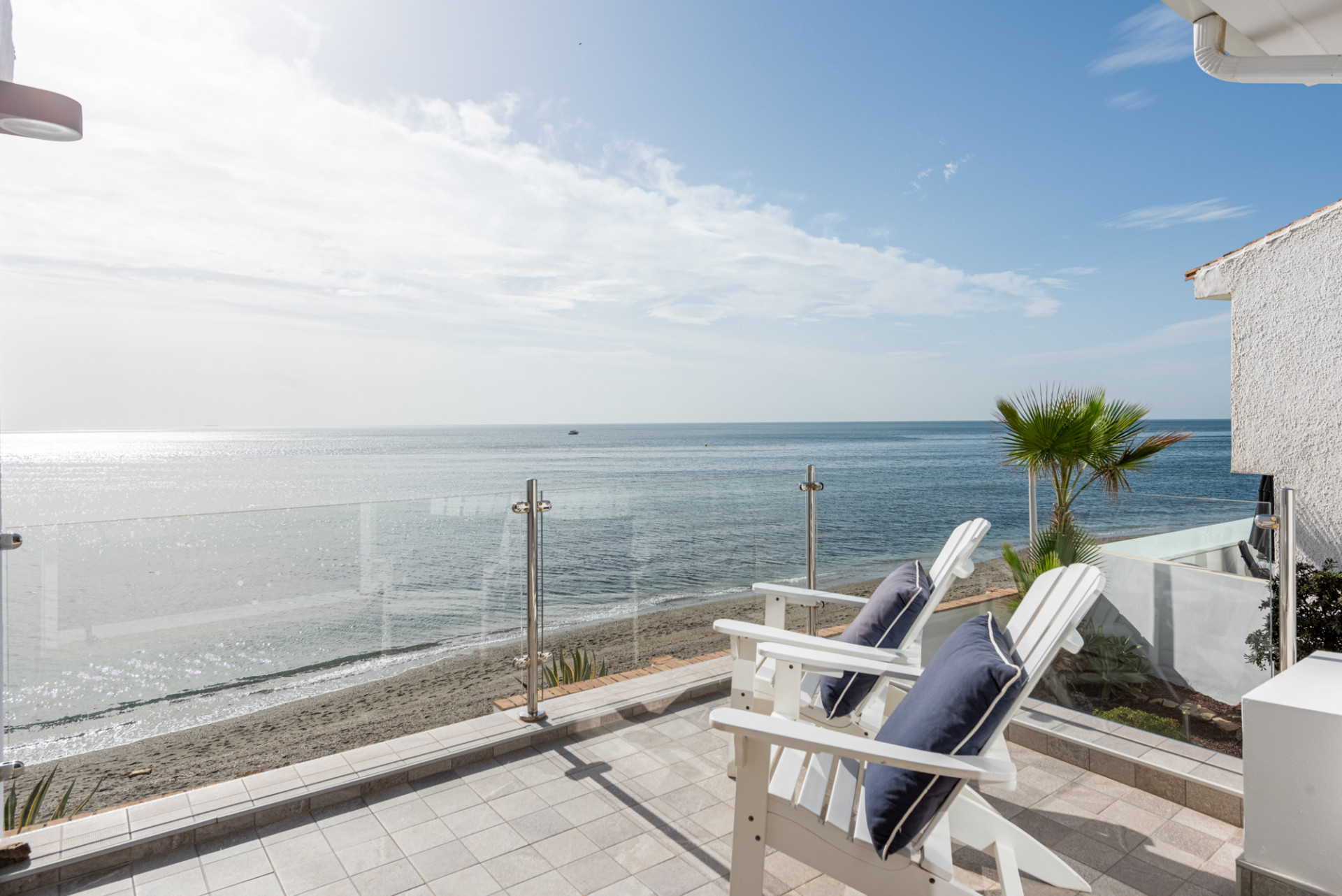 Exclusiva vivienda en Primera Línea de Playa en Arena Beach, Estepona