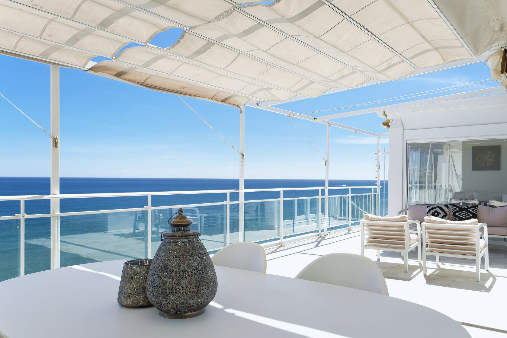 Wonderful frontline penthouse with spectacular view over the Mediterranean sea.