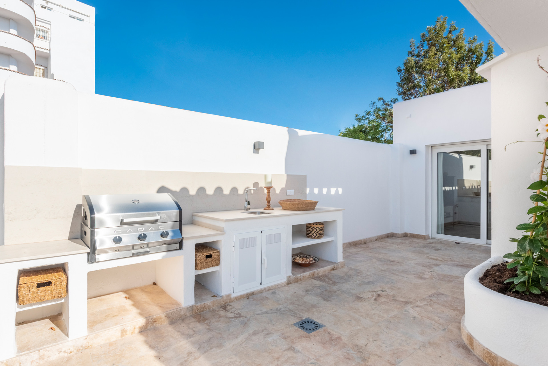 renovated Villa with walking distance to all amenities in the lower part of  Nueva Andalucia!