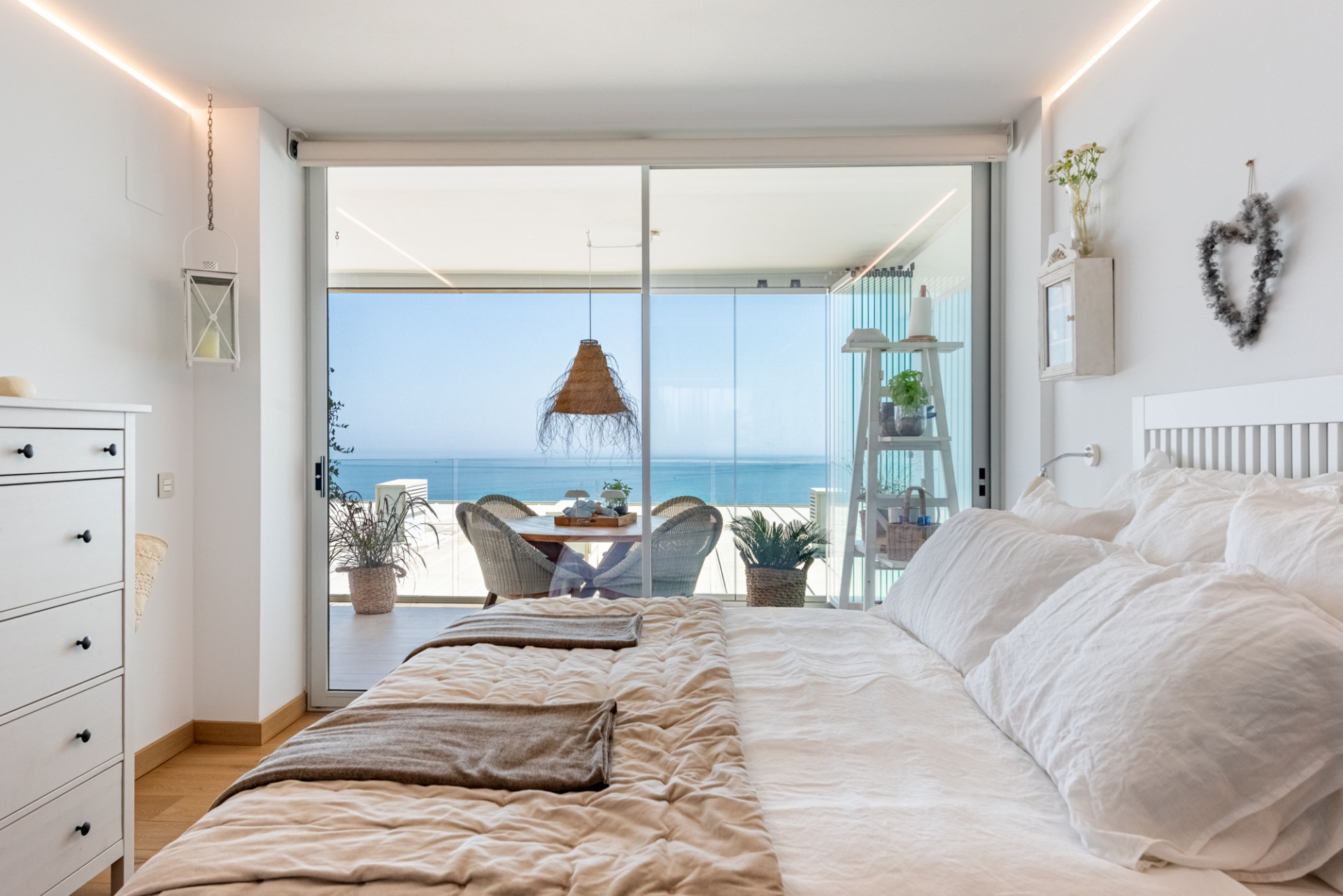 Apartamento de tres dormitorios con vistas panorámicas al mar en MedOne, El Higuerón