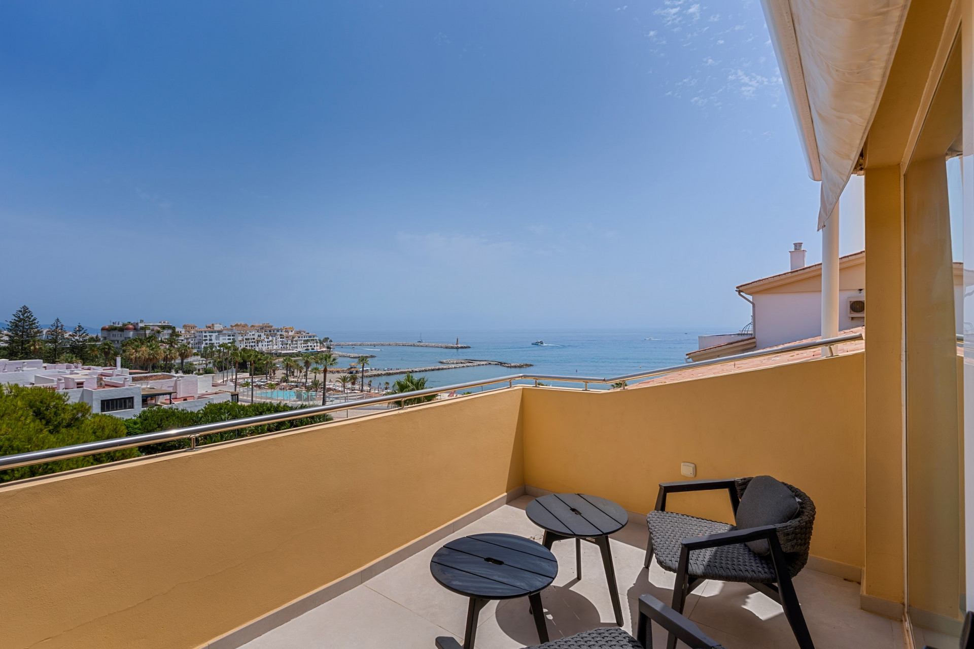 Duplex penthouse in a prime location in Puerto Banus