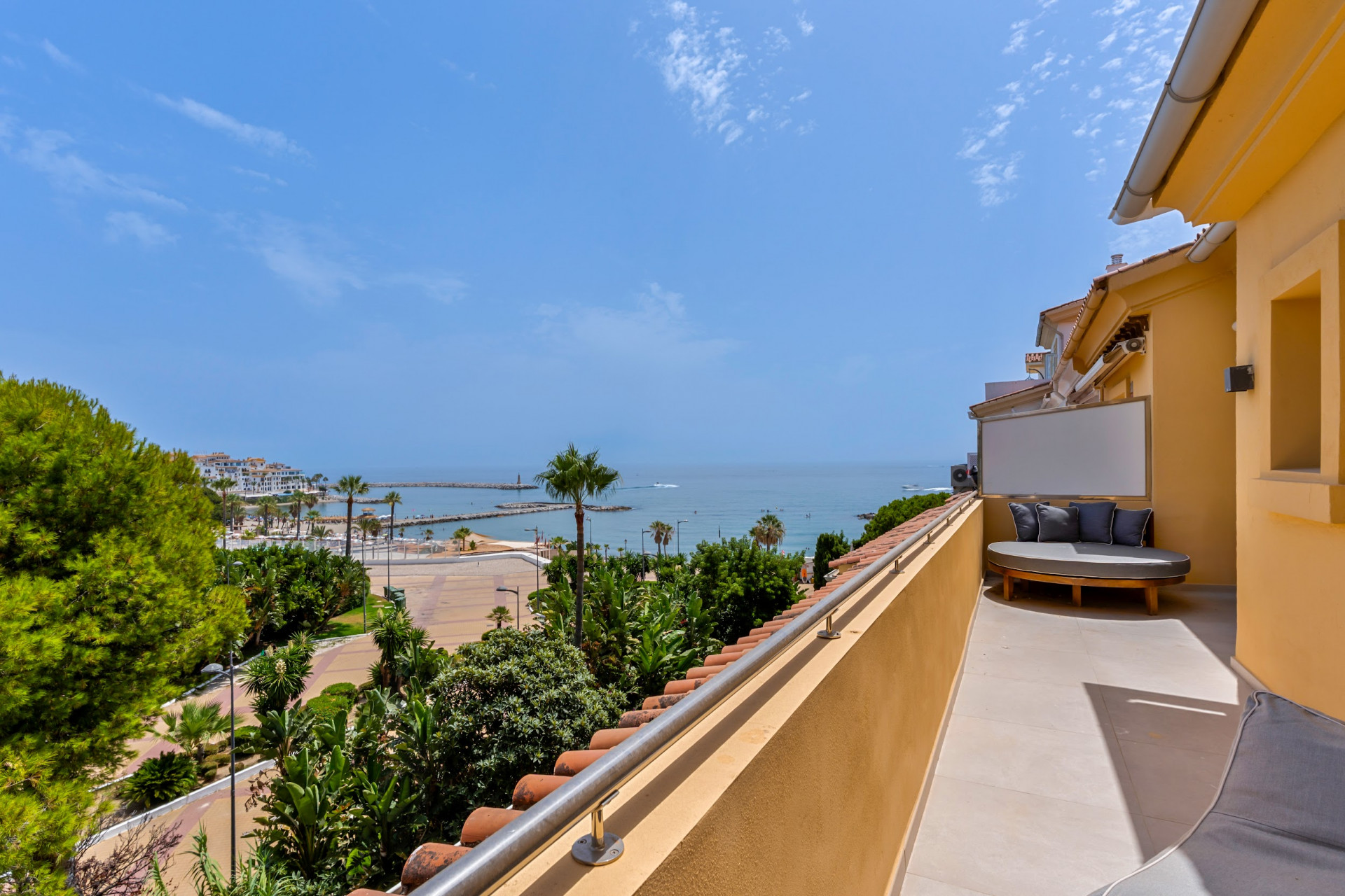 Duplex penthouse in a prime location in Puerto Banus