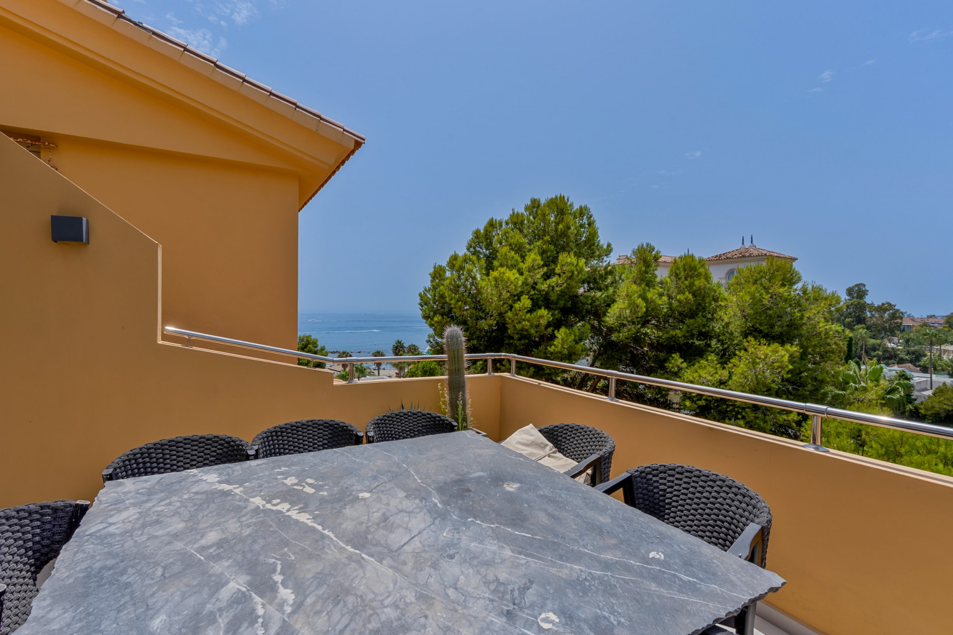 Duplex penthouse in a prime location in Puerto Banus