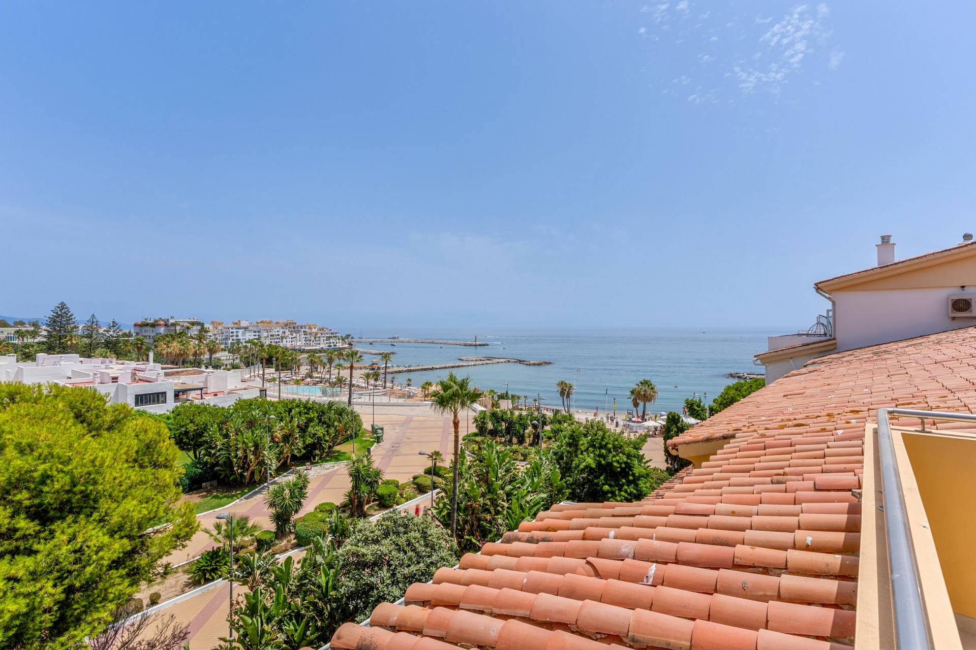 Duplex penthouse in a prime location in Puerto Banus