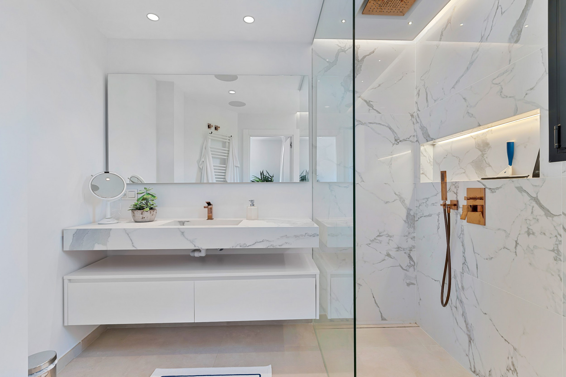 Duplex penthouse in a prime location in Puerto Banus