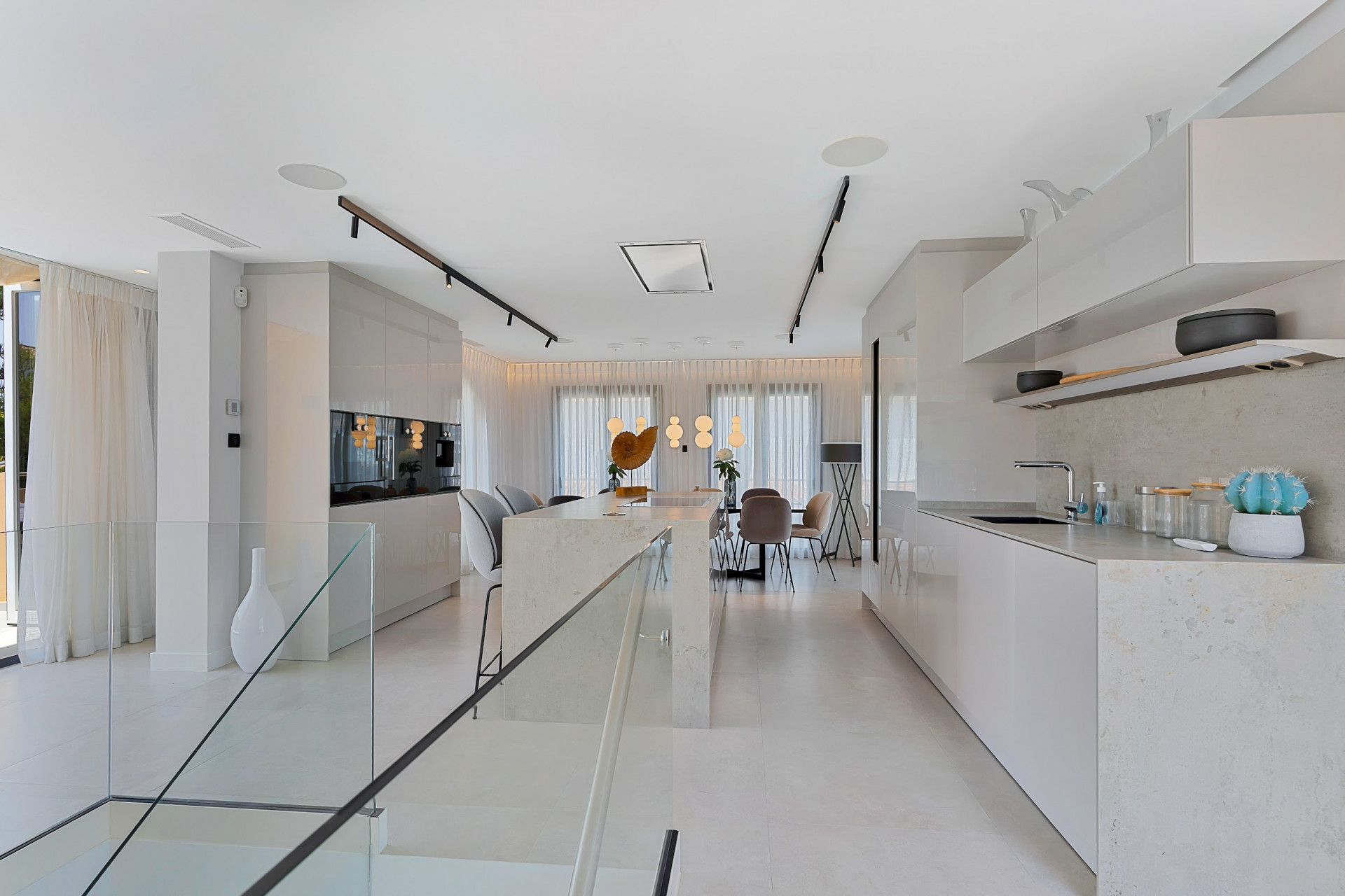 Duplex penthouse in a prime location in Puerto Banus