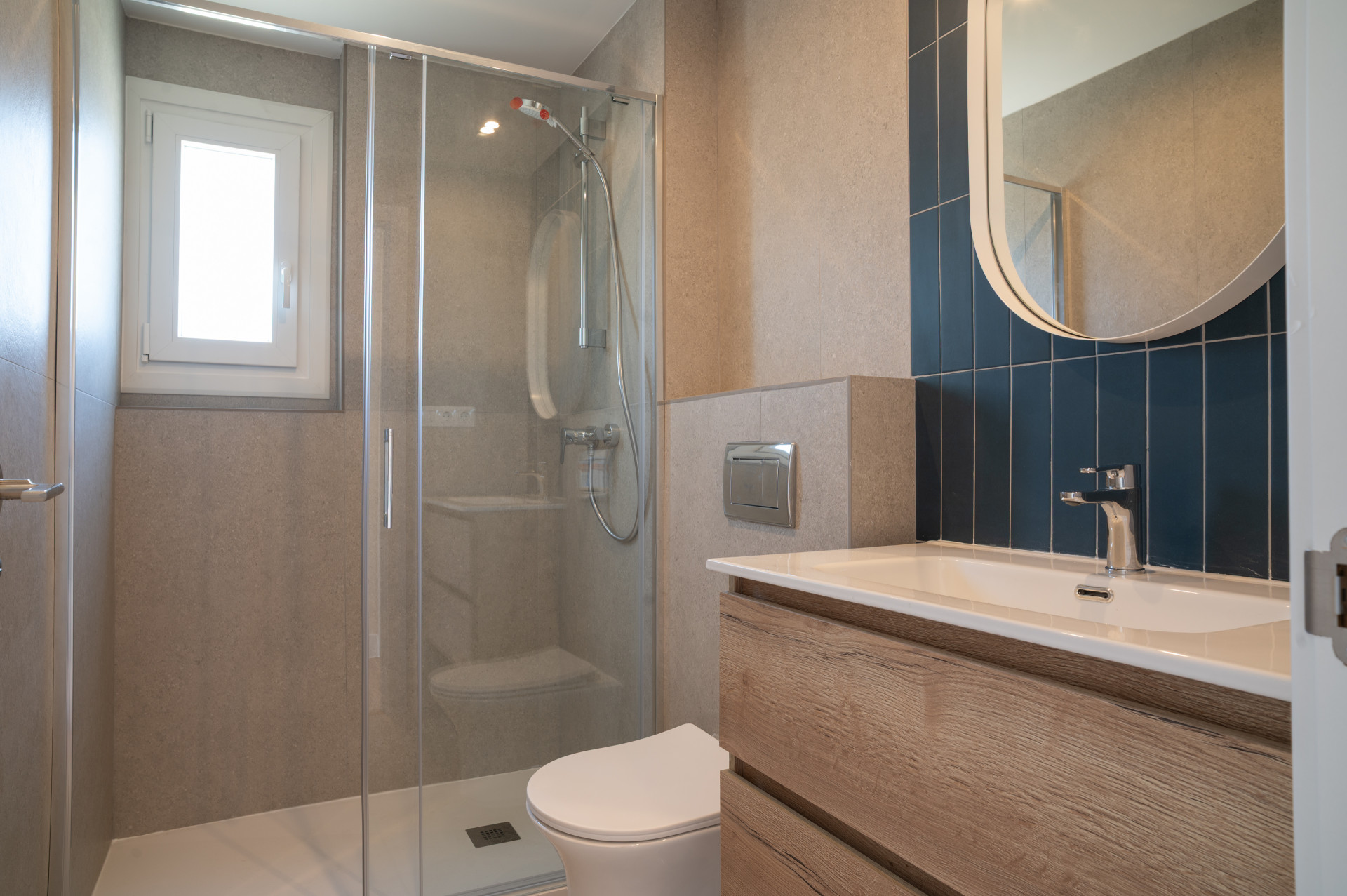 Apartamento de 3 dormitorios totalmente reformado en Los Boliches con parking y terraza